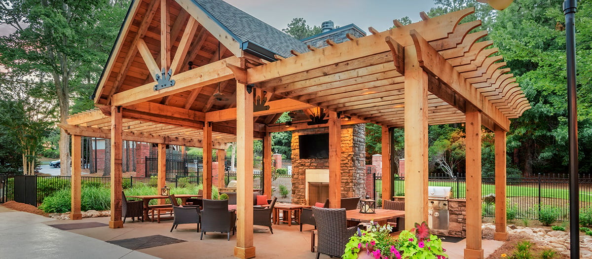 Outdoor Entertaining Area at Colonial Grand at Riverchase Trails luxury apartment homes in Birmingham, AL