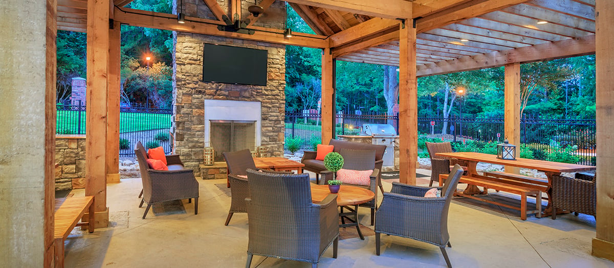 Outdoor Entertaining Area at Colonial Grand at Riverchase Trails luxury apartment homes in Birmingham, AL