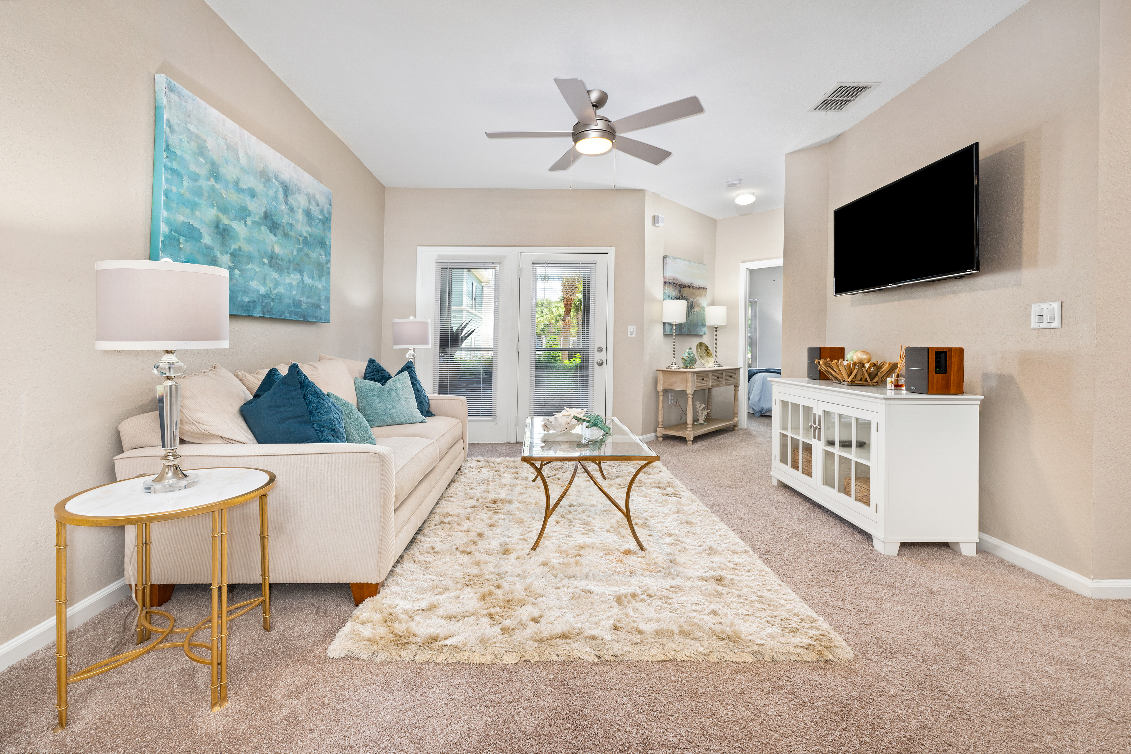 Living room to MAA Traditions luxury apartment homes in Gulf Shores, AL