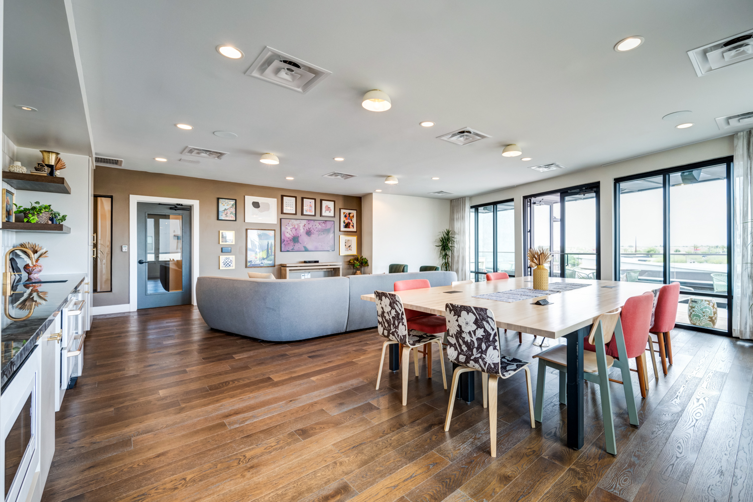 Co-work lounge at MAA Val Vista luxury apartment homes in Phoenix, AZ