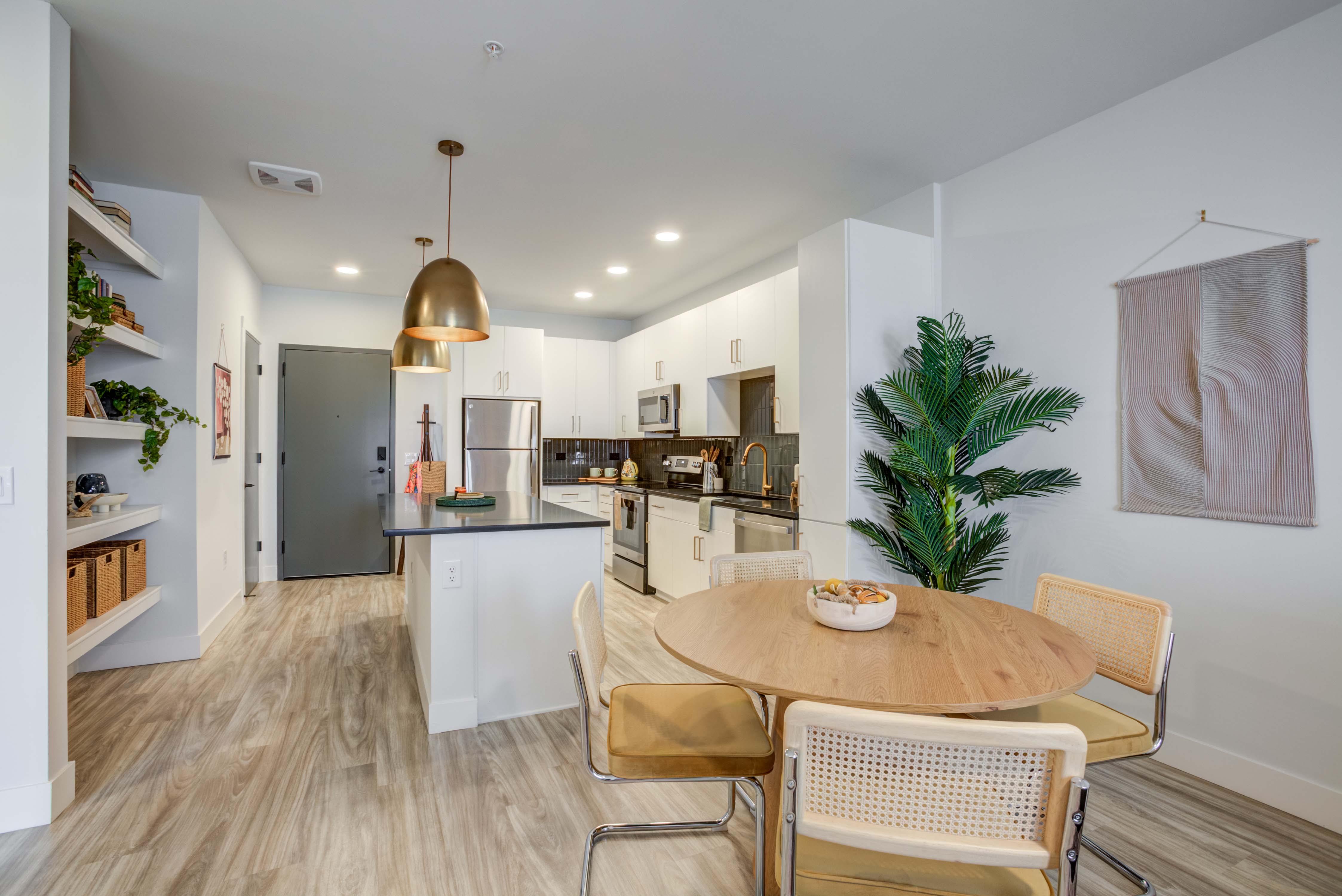 Dining at MAA Val Vista luxury apartment homes in Phoenix, AZ
