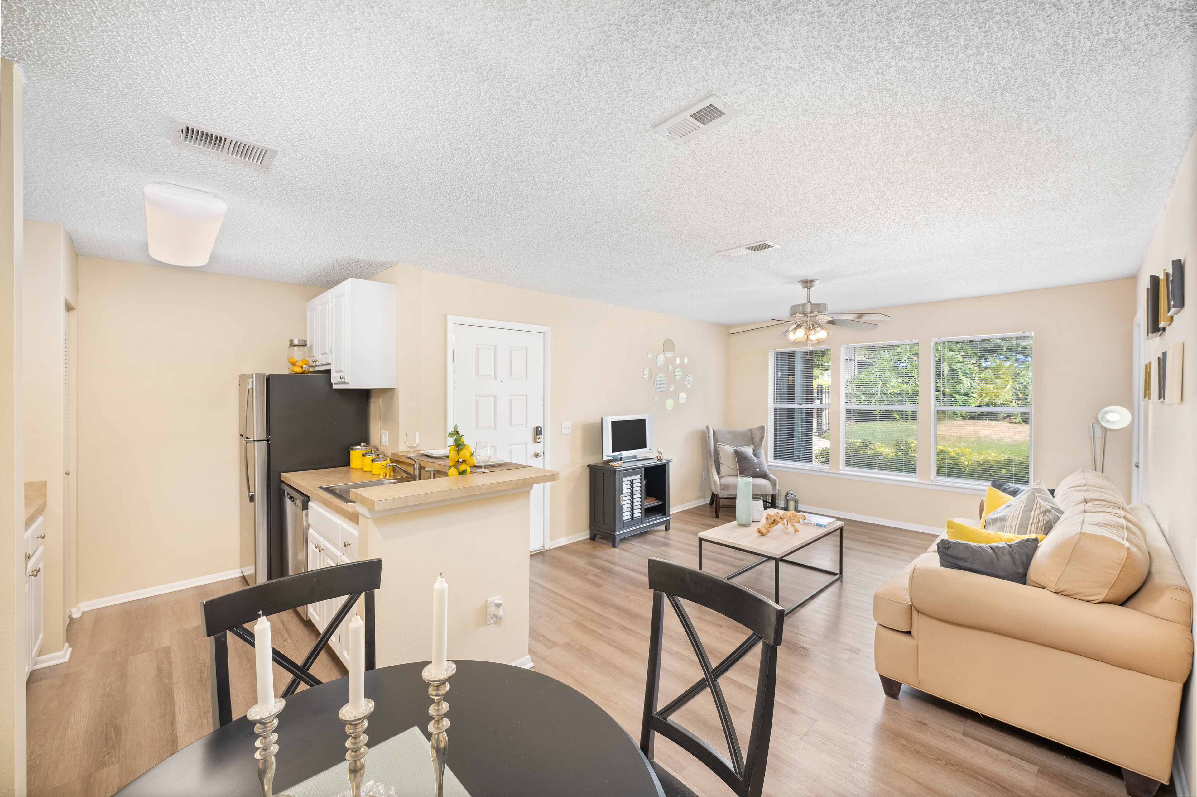 Dining at MAA Deerwood luxury apartment homes in Jacksonville, FL