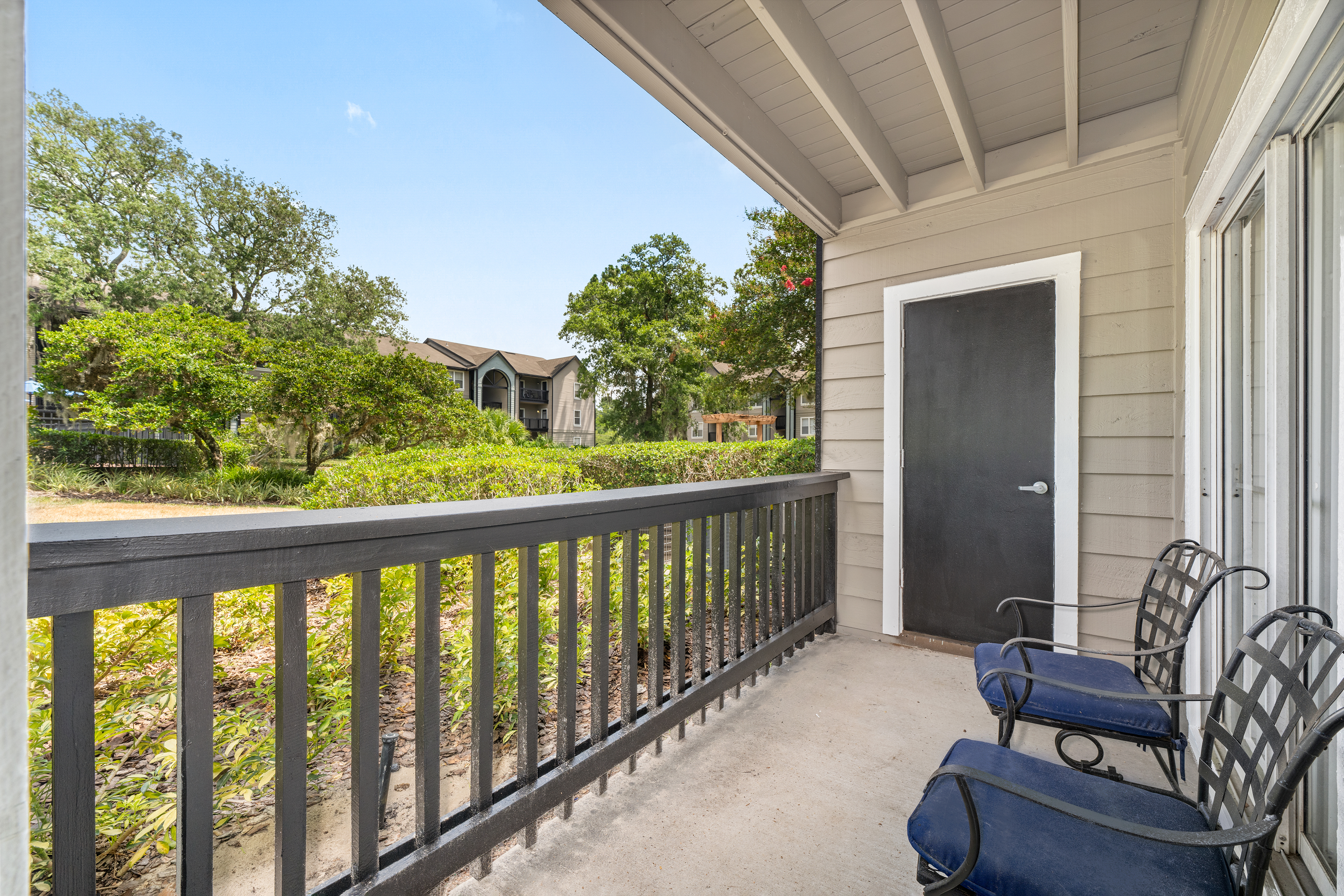 Patio at MAA Deerwood luxury apartment homes in Jacksonville, FL