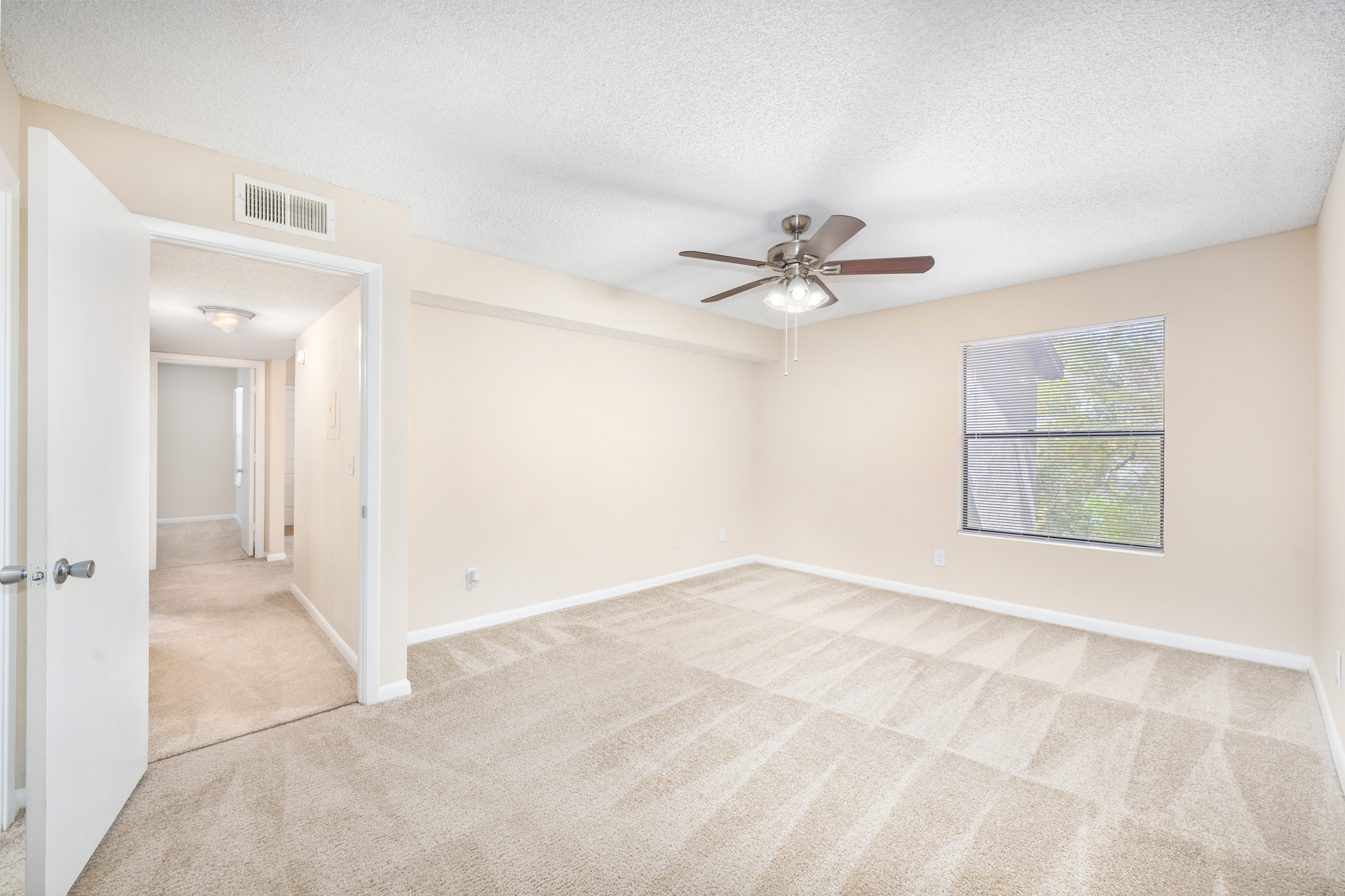 Bedroom at MAA Mandarin Lakes luxury apartment homes in Jacksonville, FL
