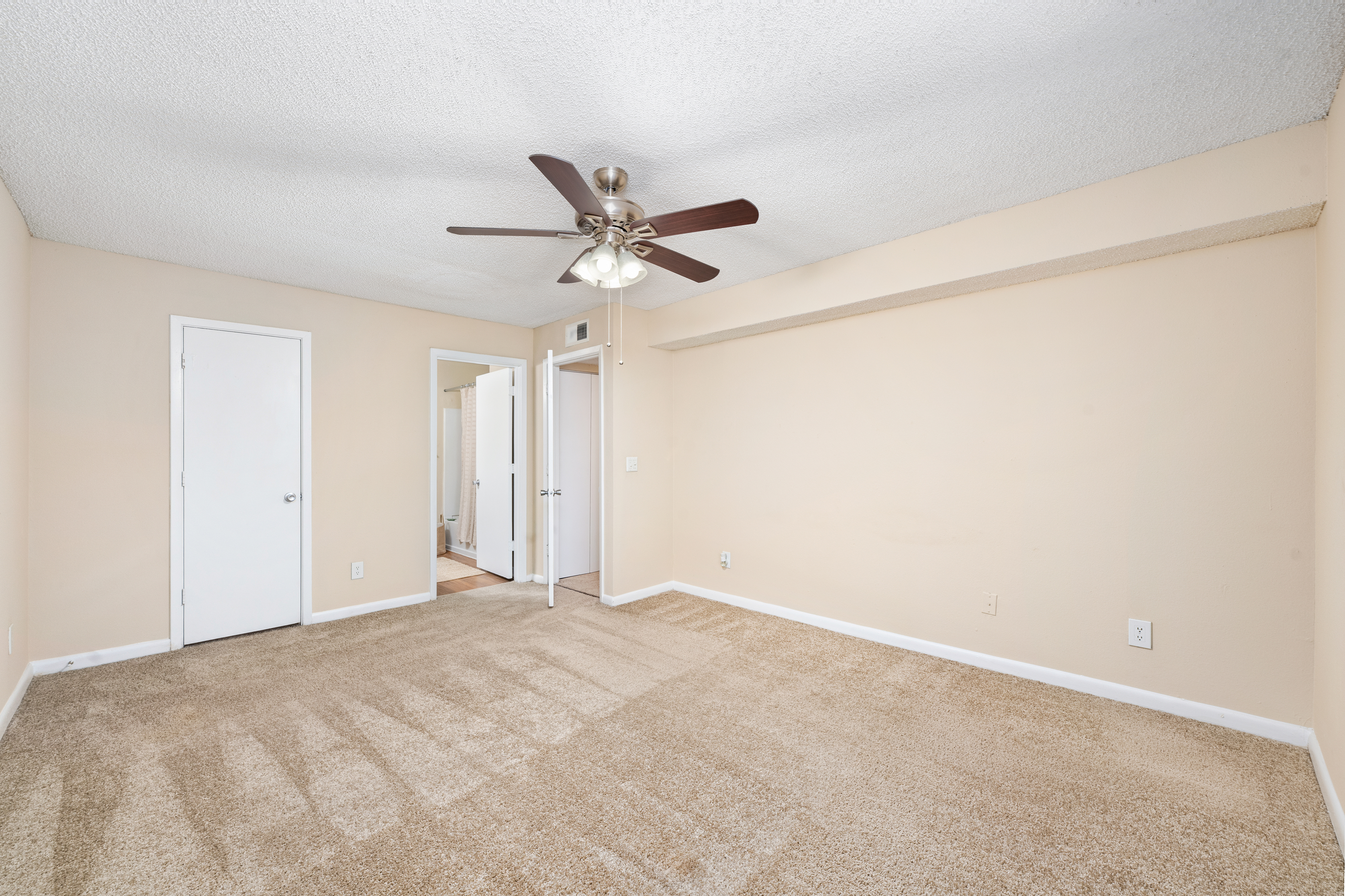 Bedroom at MAA Mandarin Lakes luxury apartment homes in Jacksonville, FL