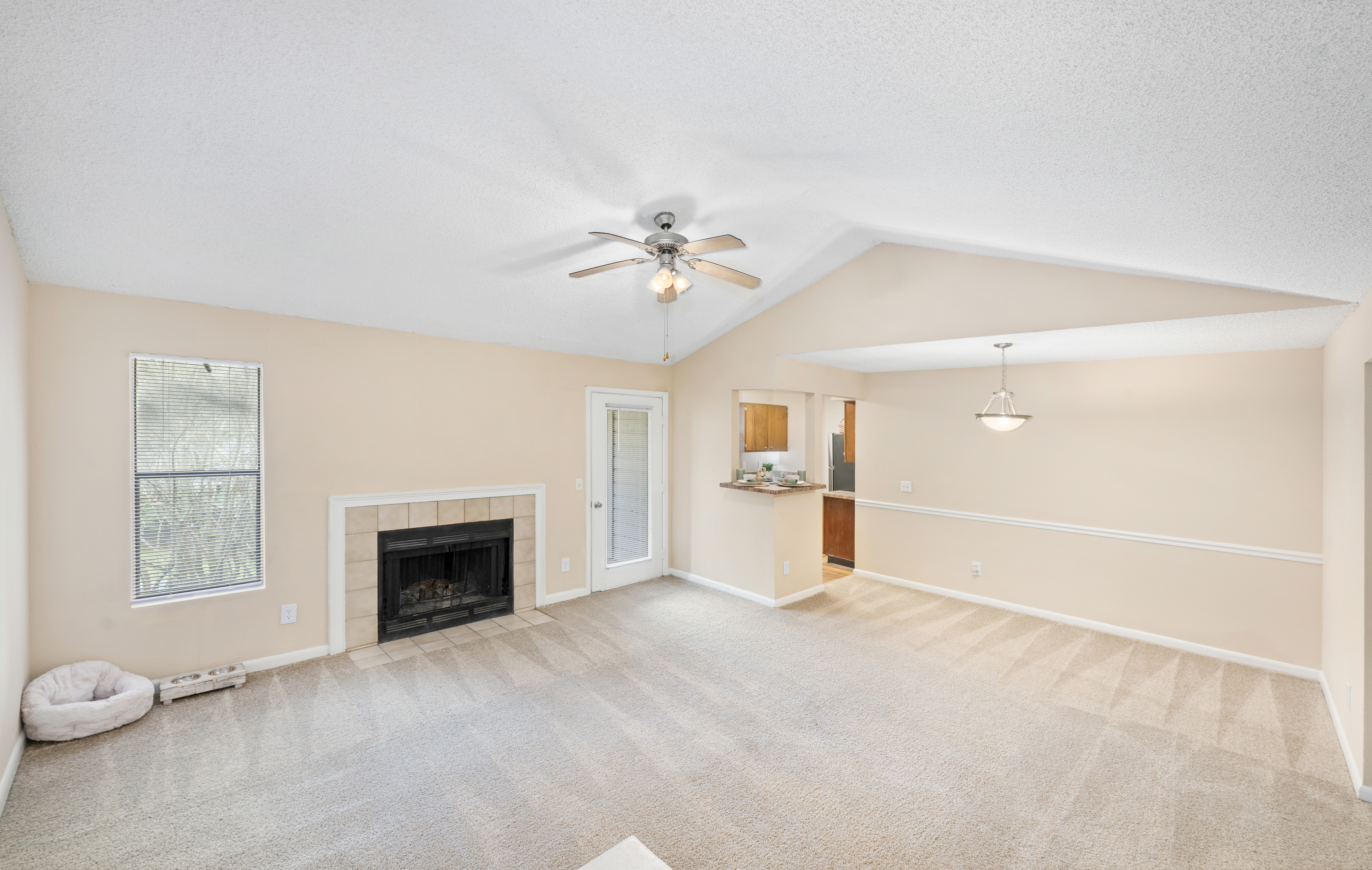 Living room at MAA Mandarin Lakes luxury apartment homes in Jacksonville, FL