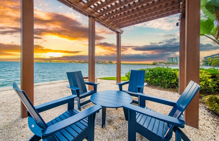 Outdoor Siting Area at MAA Bay View luxury apartment homes in Tampa, FL