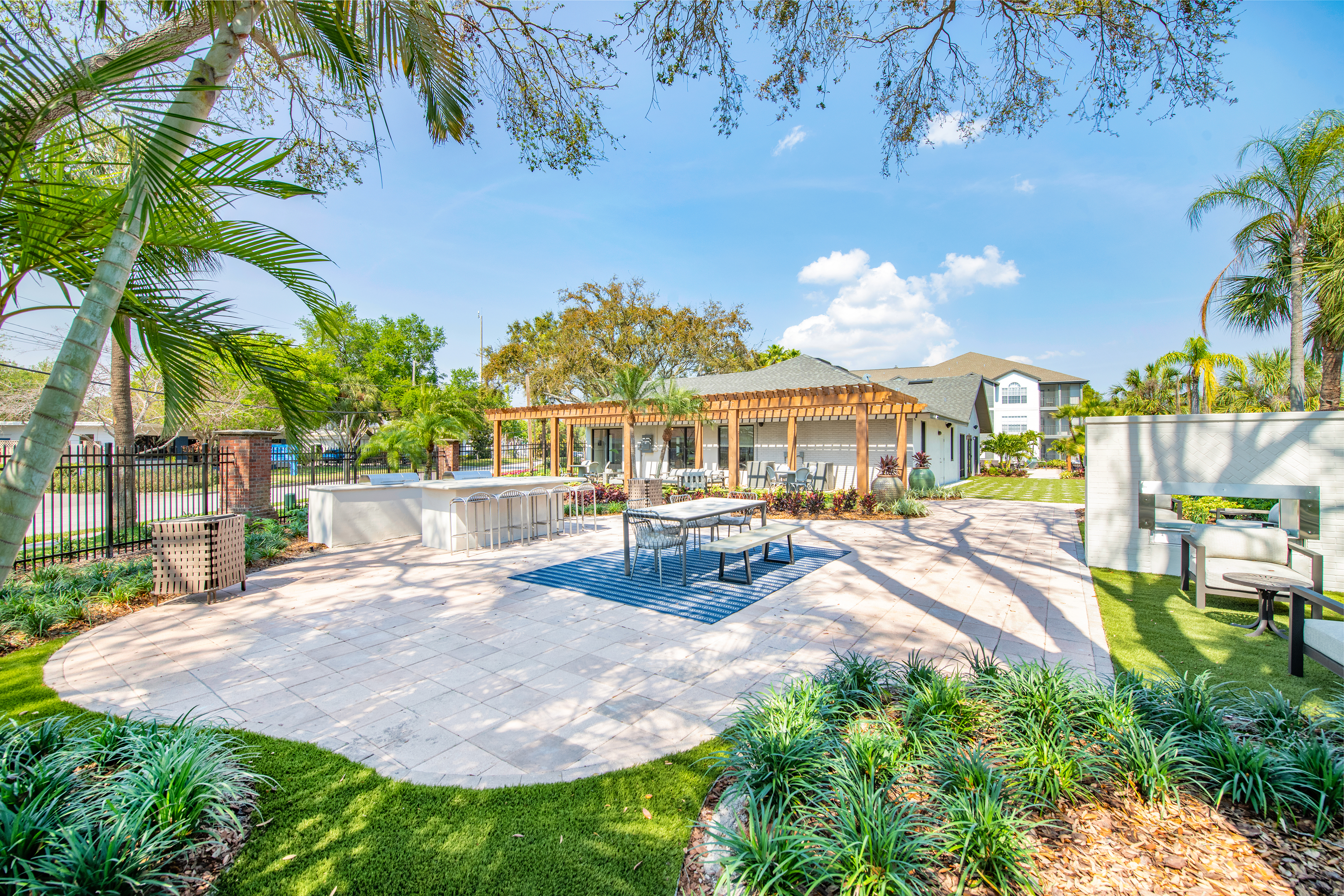 Outdoor lounge at MAA Hyde Park in Tampa, FL