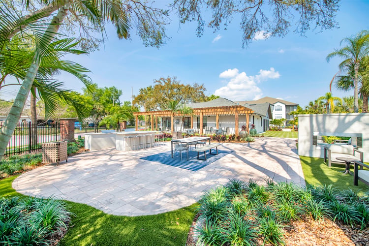 Outdoor lounge at MAA Hyde Park in Tampa, FL
