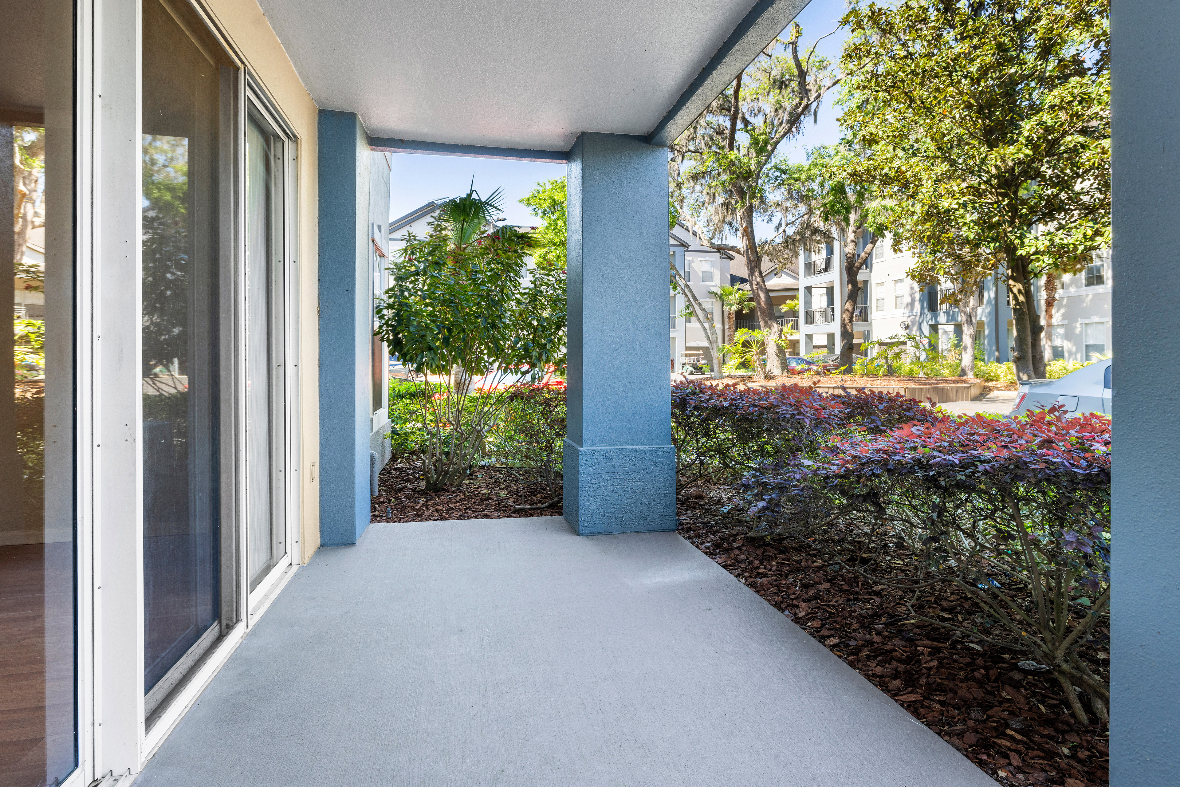 Patio at MAA Tampa Oaks luxury apartment homes in Tampa, FL