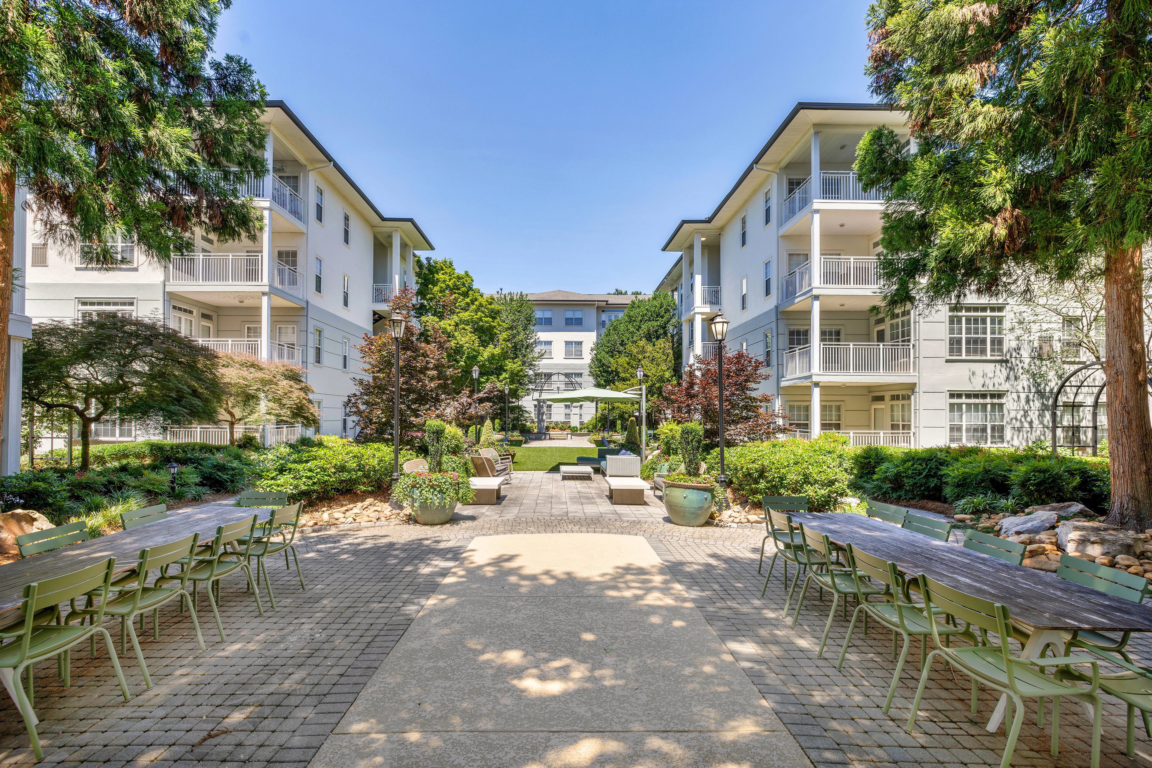 Courtyard at MAA Gardens luxury apartment homes in Atlanta, GA