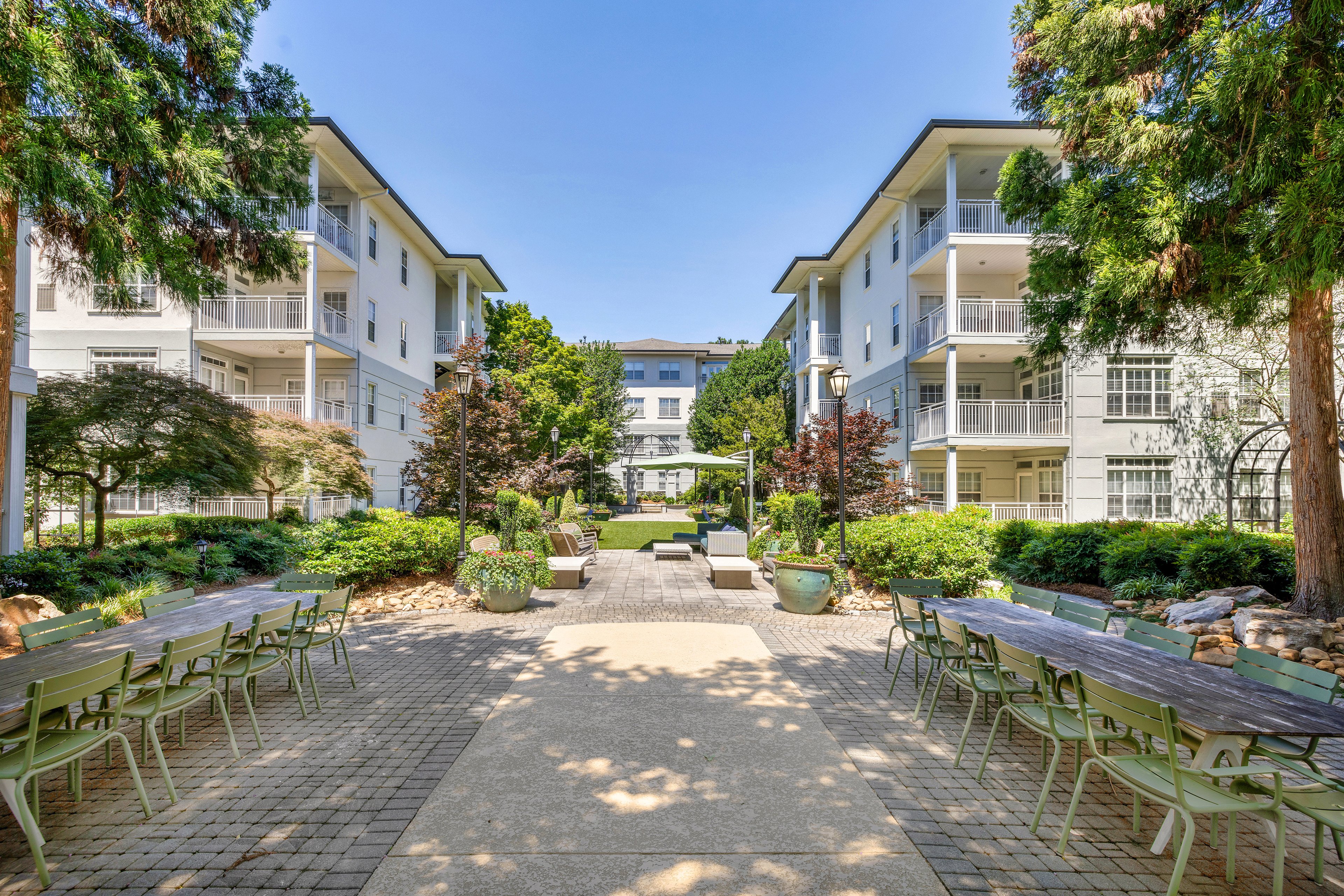 Courtyard at MAA Gardens luxury apartment homes in Atlanta, GA