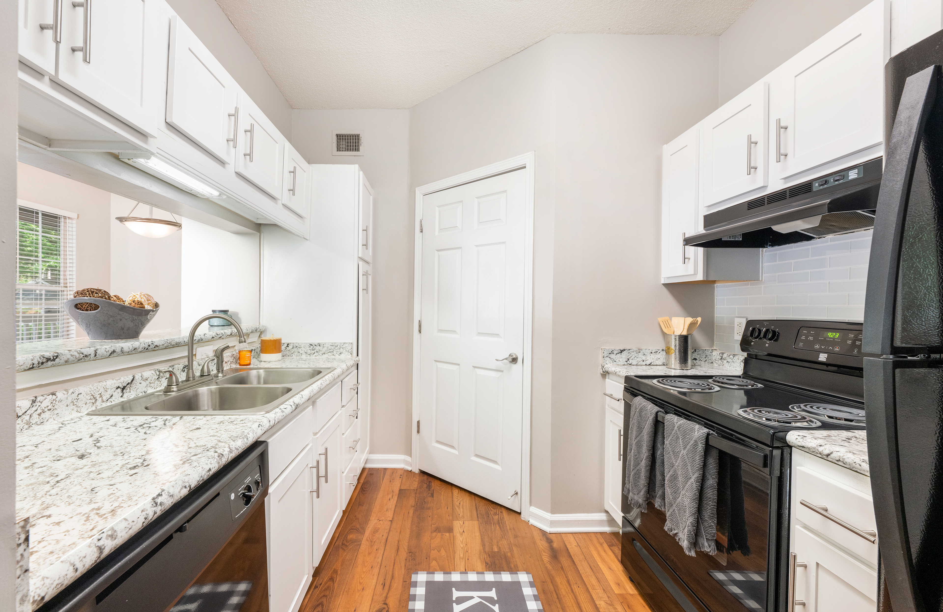 Kitchen at MAA Lake Lanier luxury apartment homes in Gainesville, GA