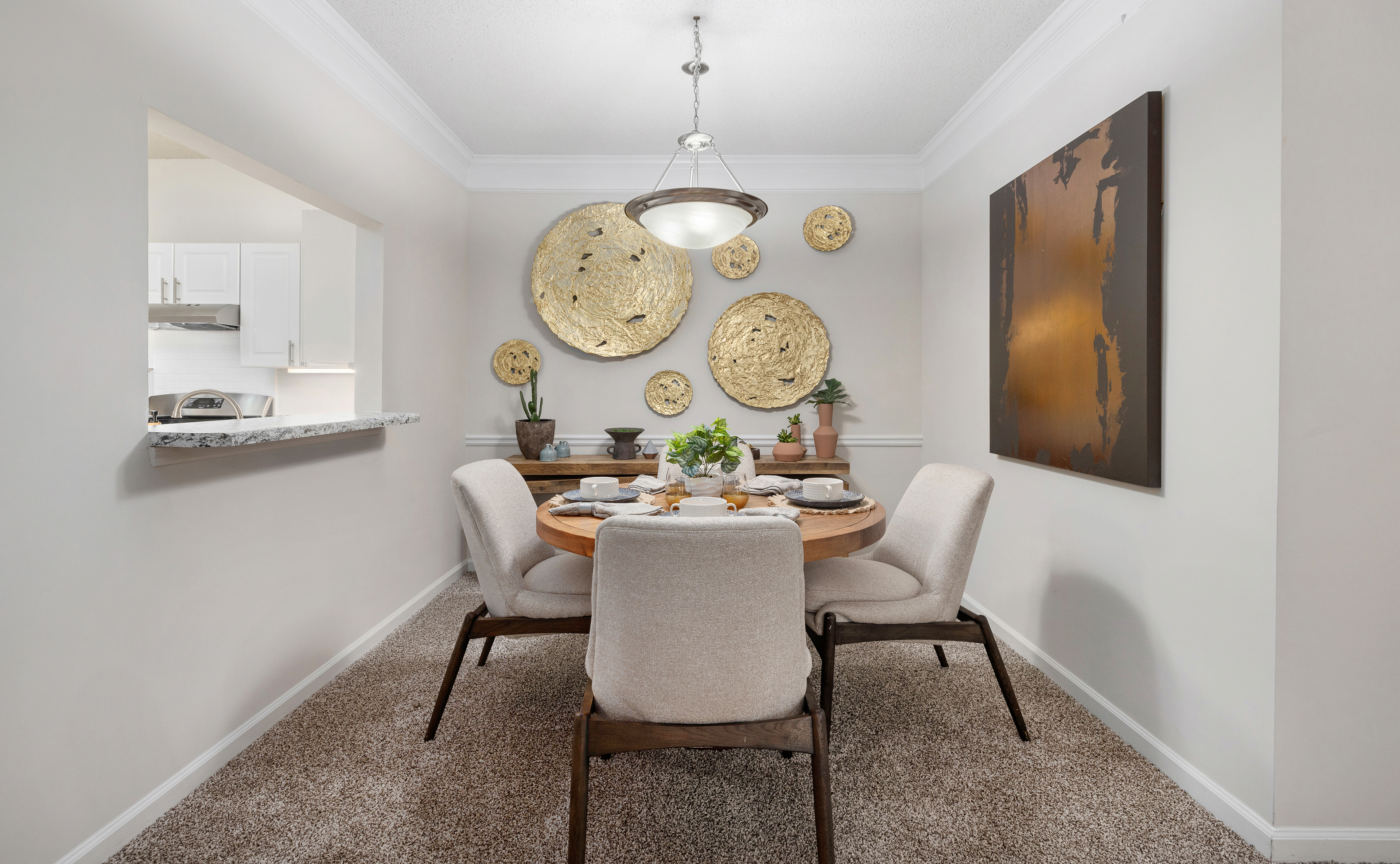 Dining at MAA Pleasant Hill luxury apartment homes in Duluth, GA