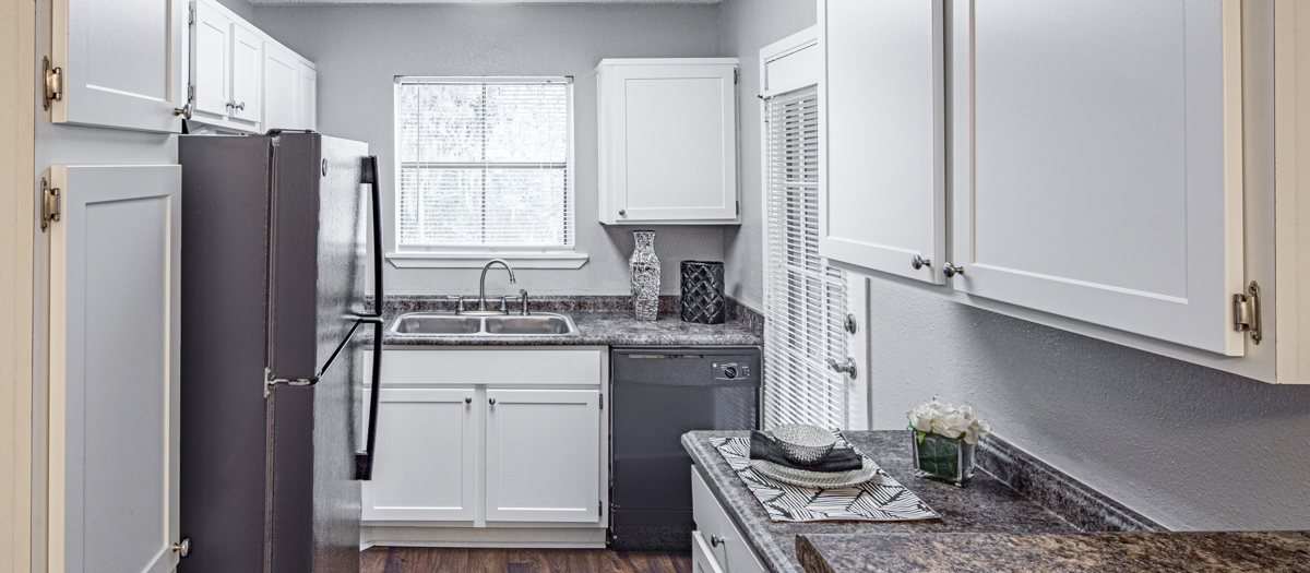 Model Kitchen2 at MAA Huntington luxury apartment homes in Savannah, GA