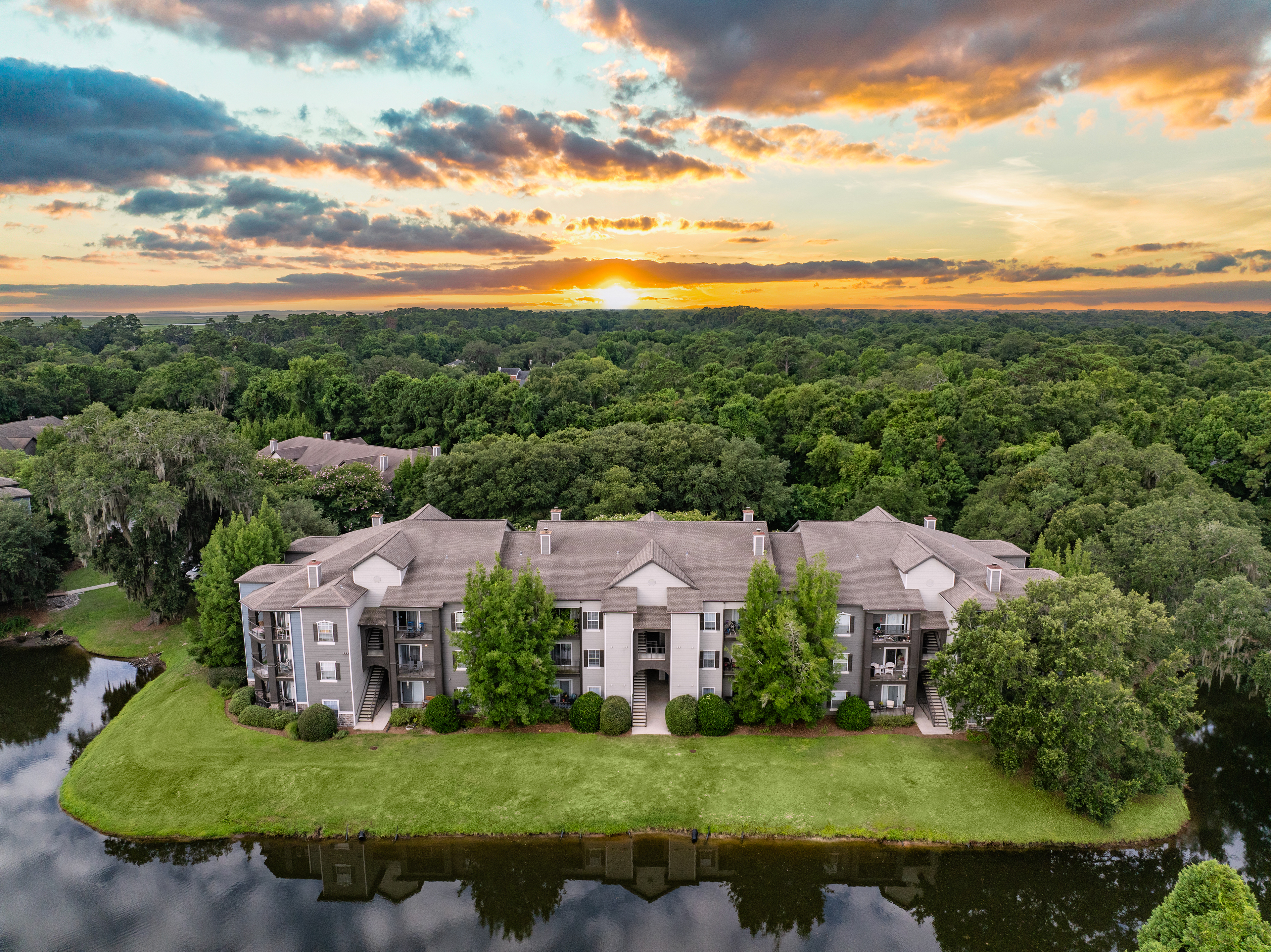 Building at MAA Wilmington Island luxury apartment homes in Savannah, GA