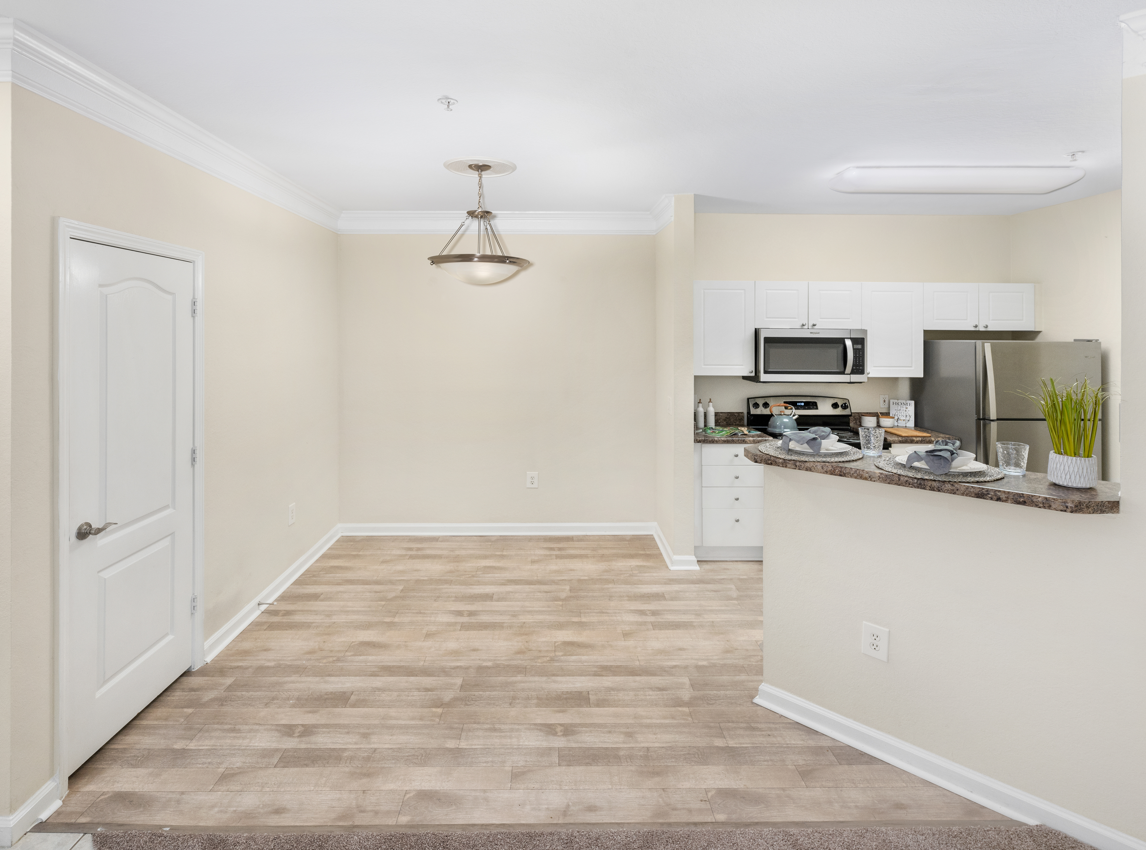 Dining at MAA Wilmington Island luxury apartment homes in Savannah, GA