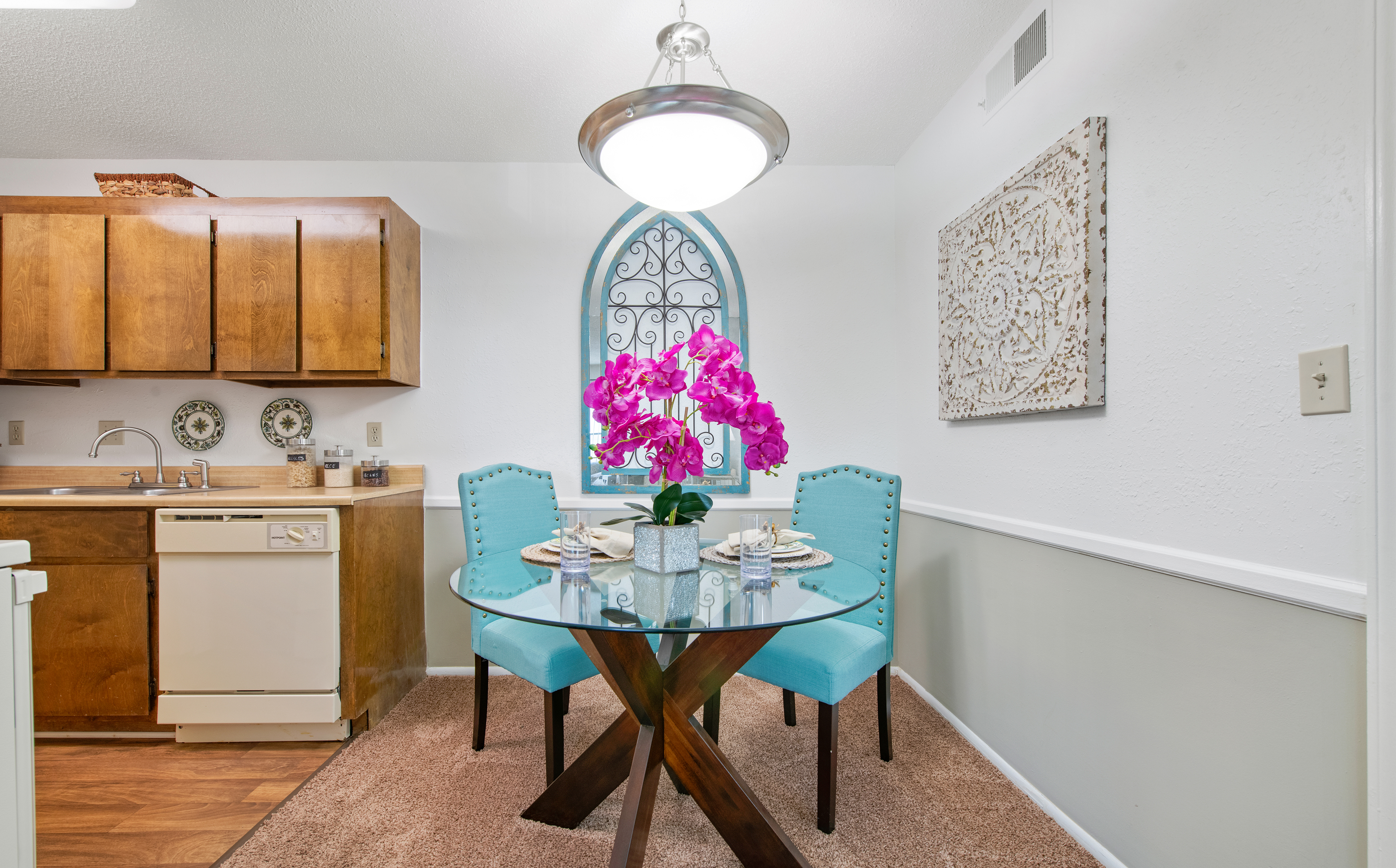 Dining at MAA Howell Commons luxury apartment homes in Greenville, SC