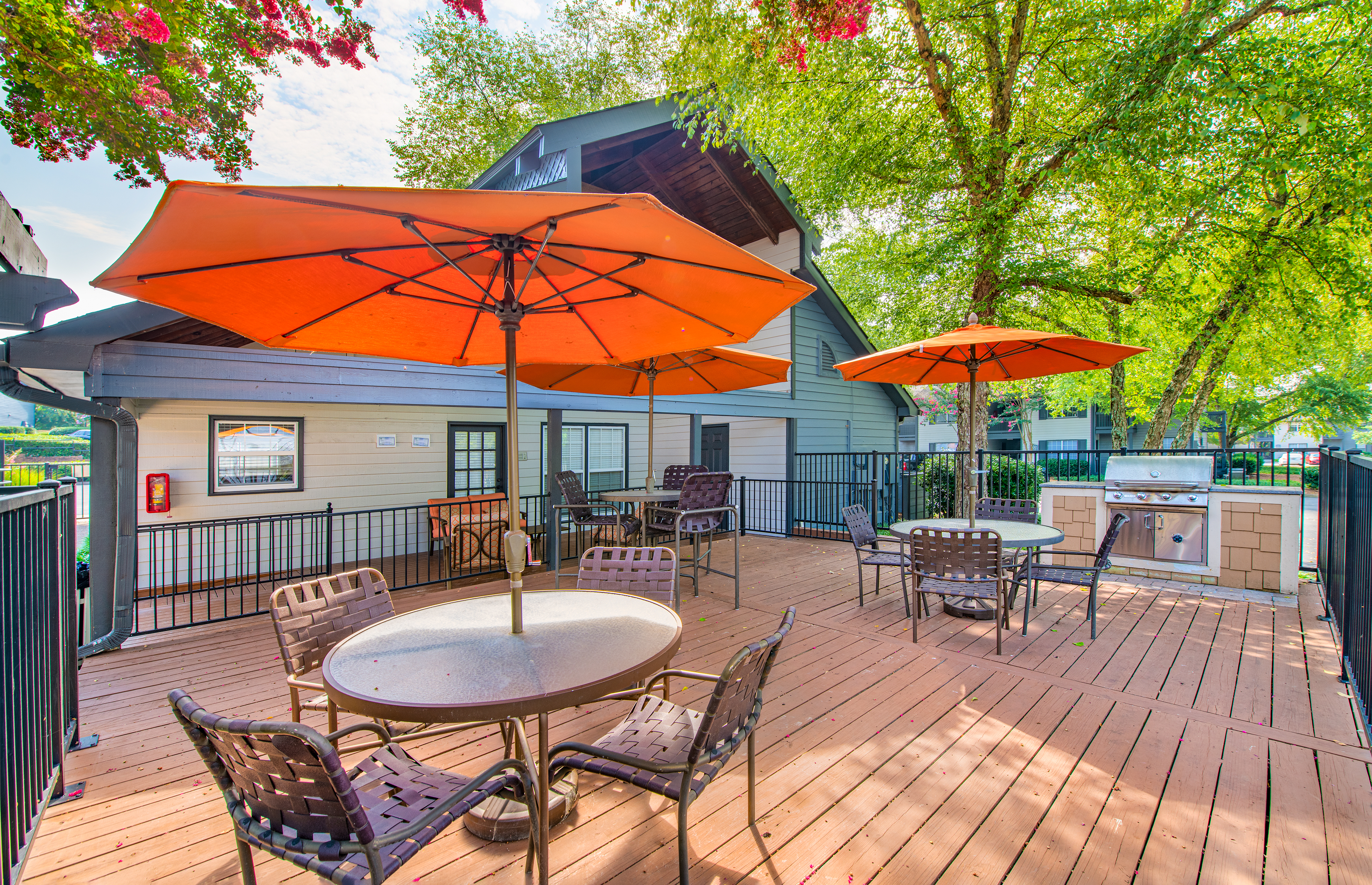 Grill and picnic area at MAA Hamilton luxury apartment homes in Chattanooga, TN