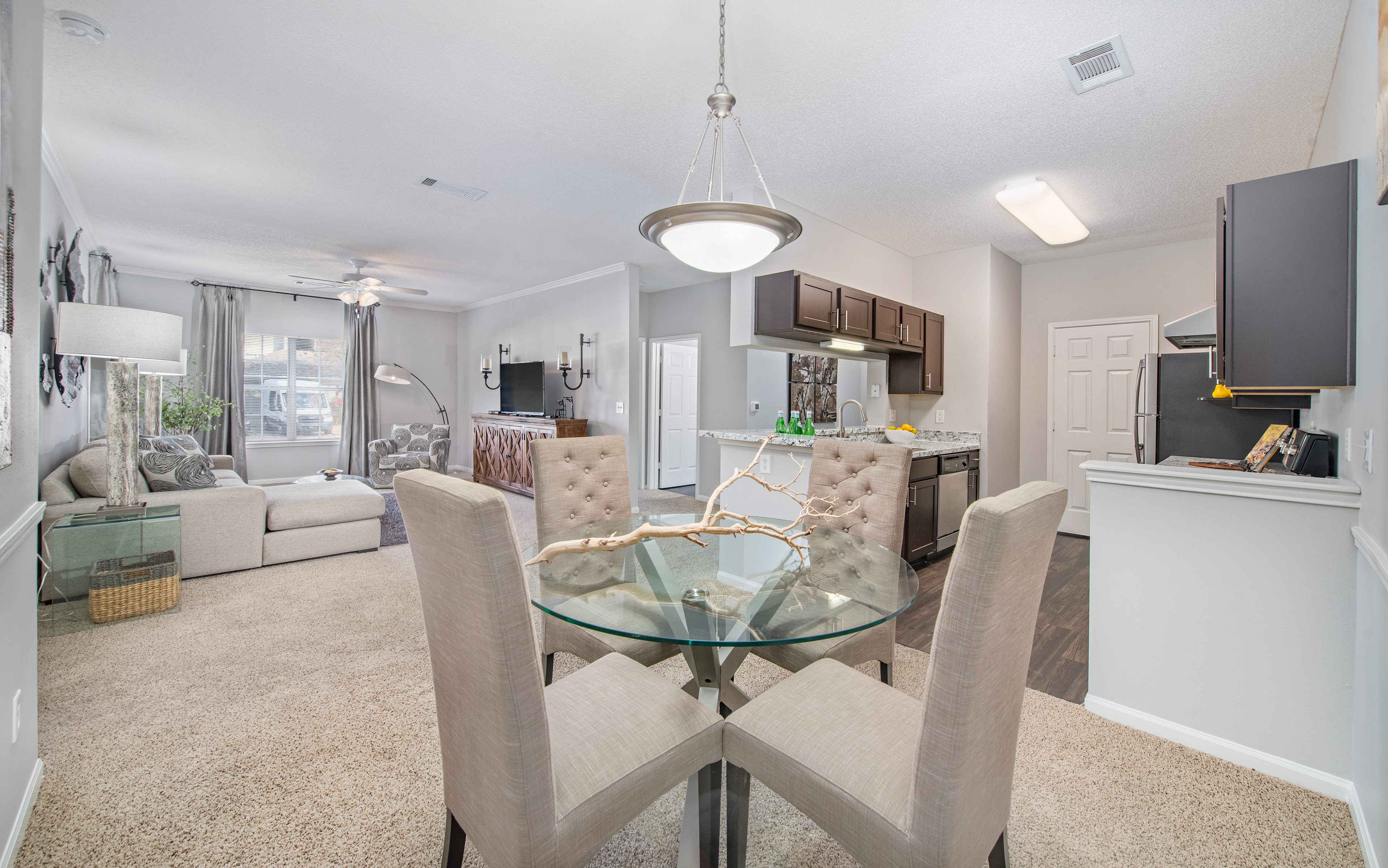 Dining at MAA Dexter Lake luxury apartment homes in Cordova, TN