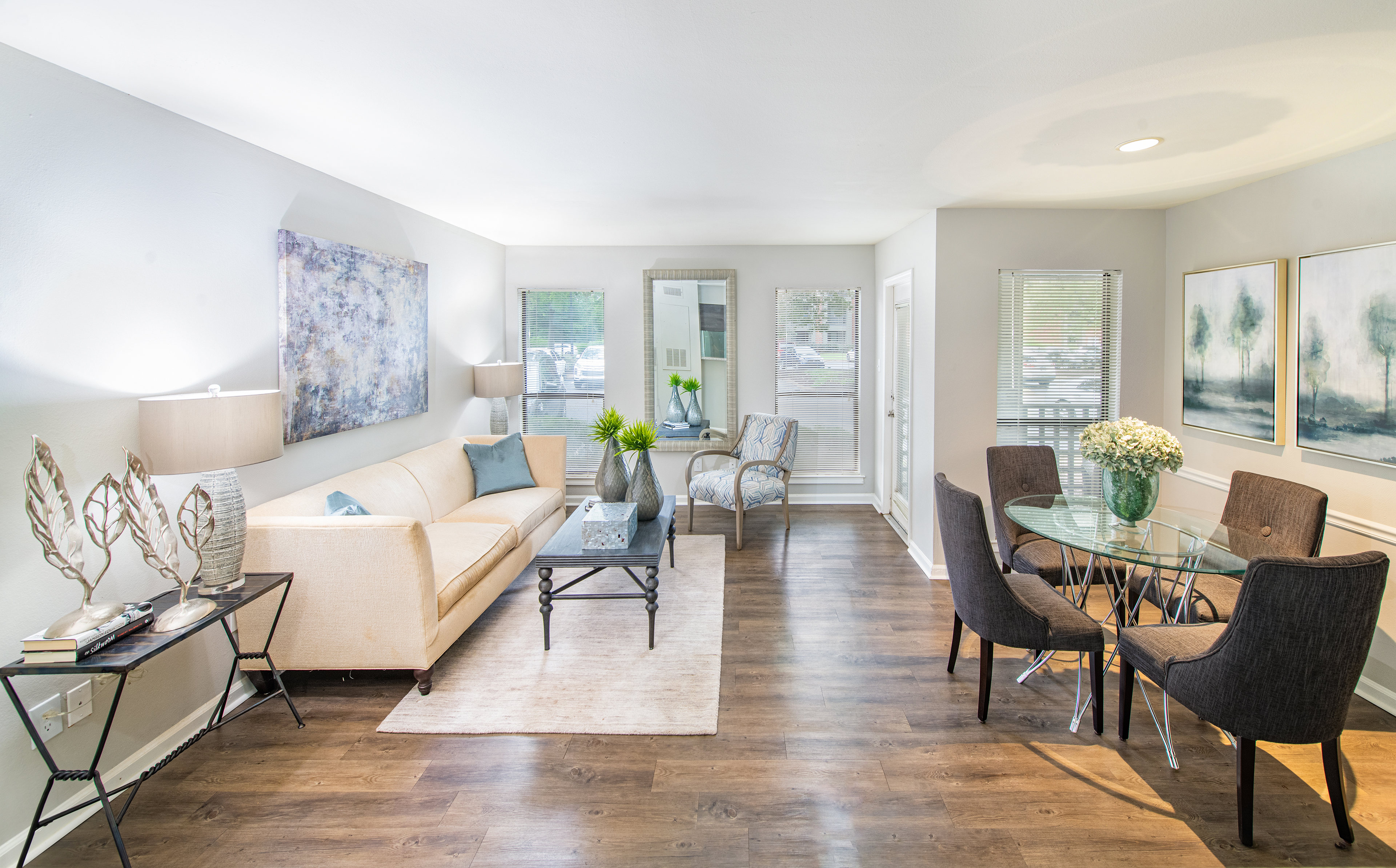 Living room at MAA Southwind luxury apartment homes in Memphis, TN