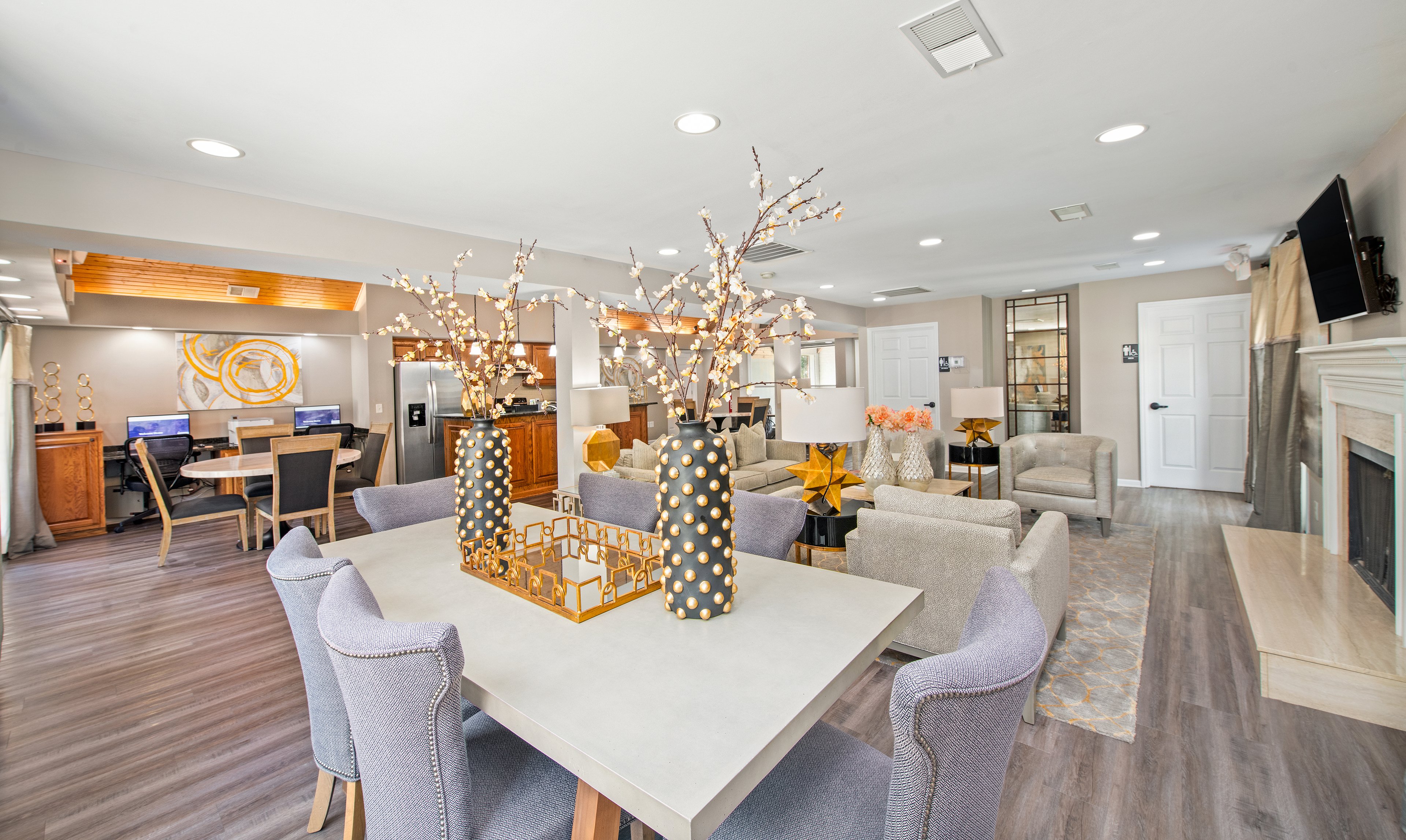 Community clubhouse with workstations, coffee bar and multiple sitting area on wood floors at MAA Brentwood luxury apartments in Nashville, TN