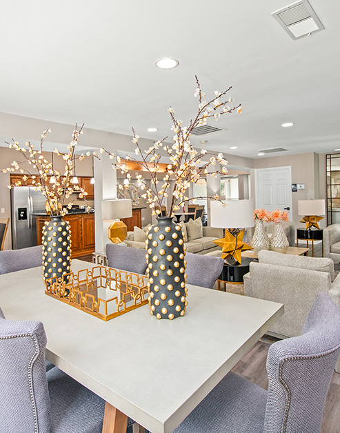 Community clubhouse with coffee bar, workstations and multiple sitting areas on wood floors at MAA Brentwood luxury apartments in Nashville, TN