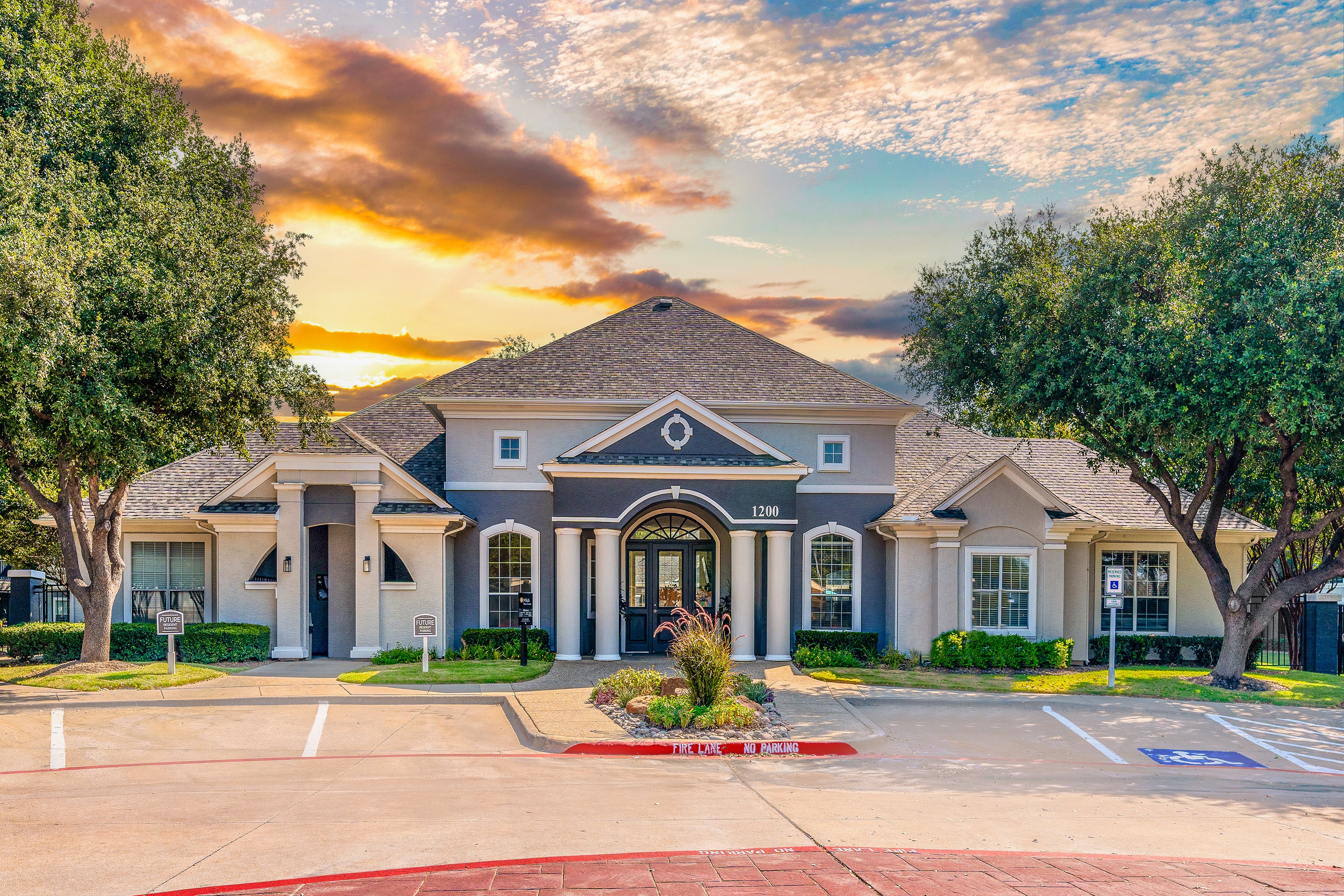 Leasing at MAA Bear Creek luxury apartment homes in Euless, TX