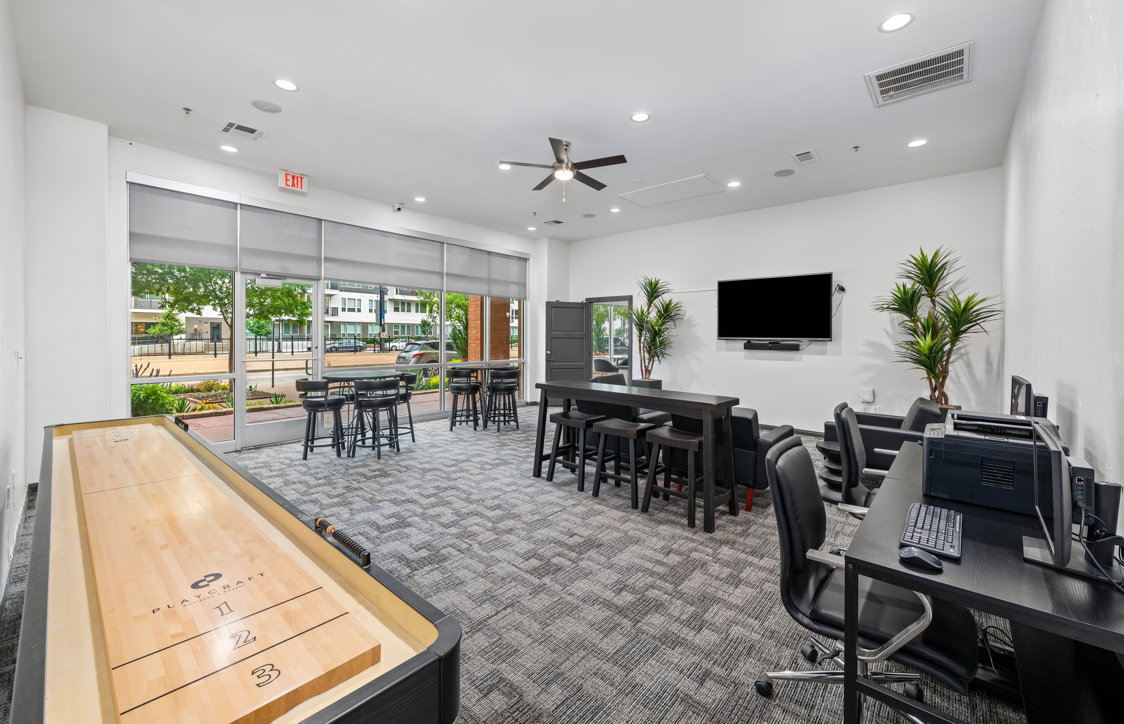 Business center at MAA Bella Casita luxury apartment homes in Irving, TX