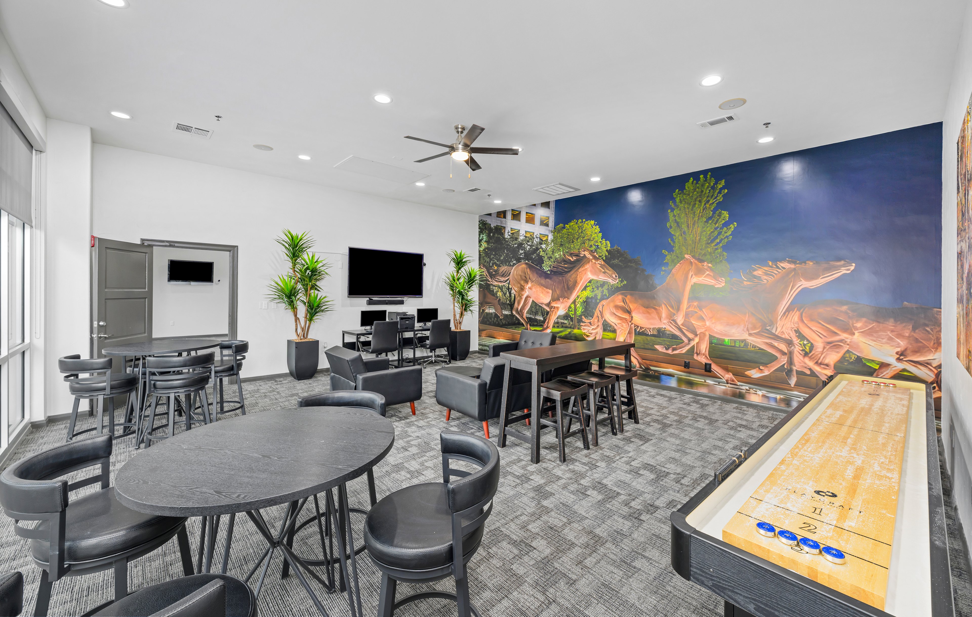 Business center at MAA Bella Casita luxury apartment homes in Irving, TX