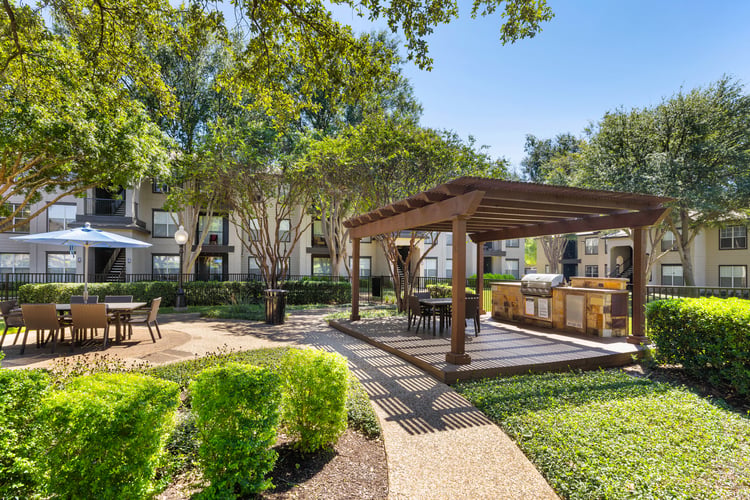 Grilling park at MAA Boulder Ridge luxury apartment homes in Roanoke, TX