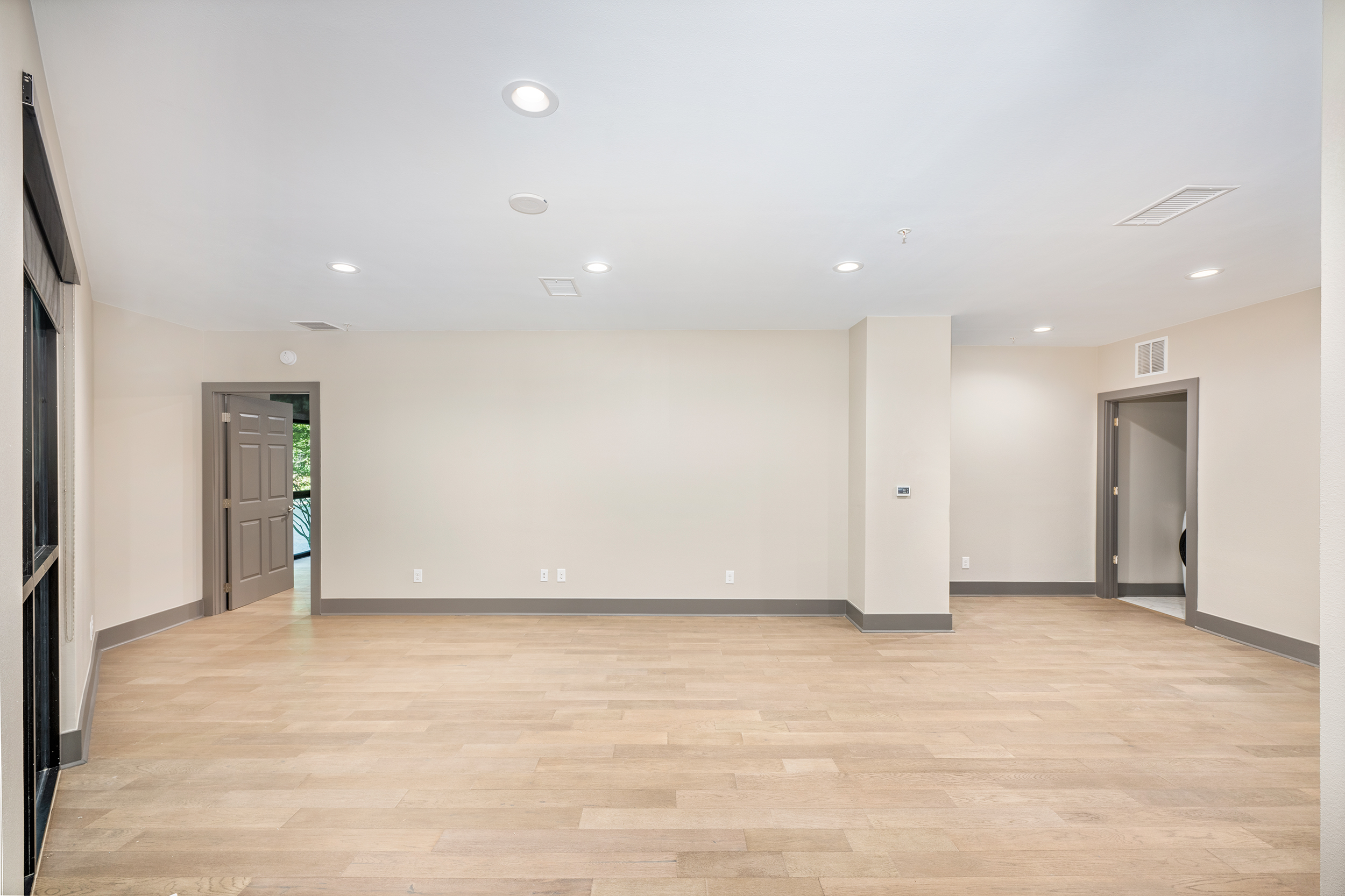 Living room at MAA Gallery luxury apartment homes in Dallas, TX