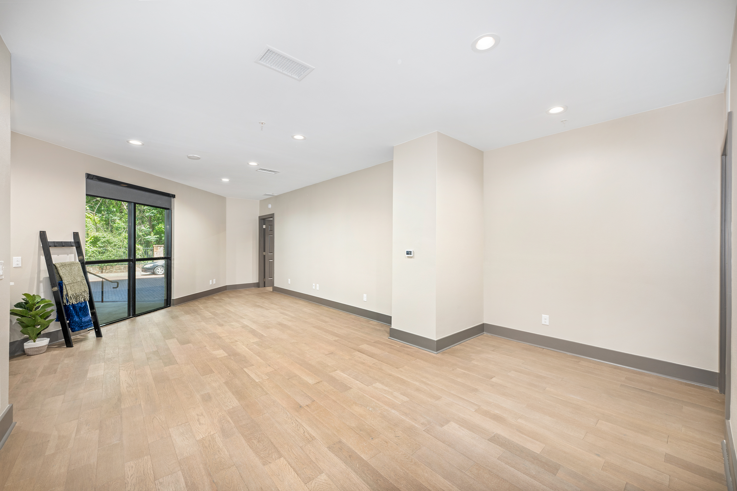 Living room at MAA Gallery luxury apartment homes in Dallas, TX