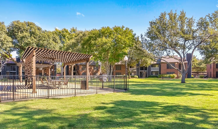Courtyard at MAA Highlands North luxury apartment homes in Dallas, TX