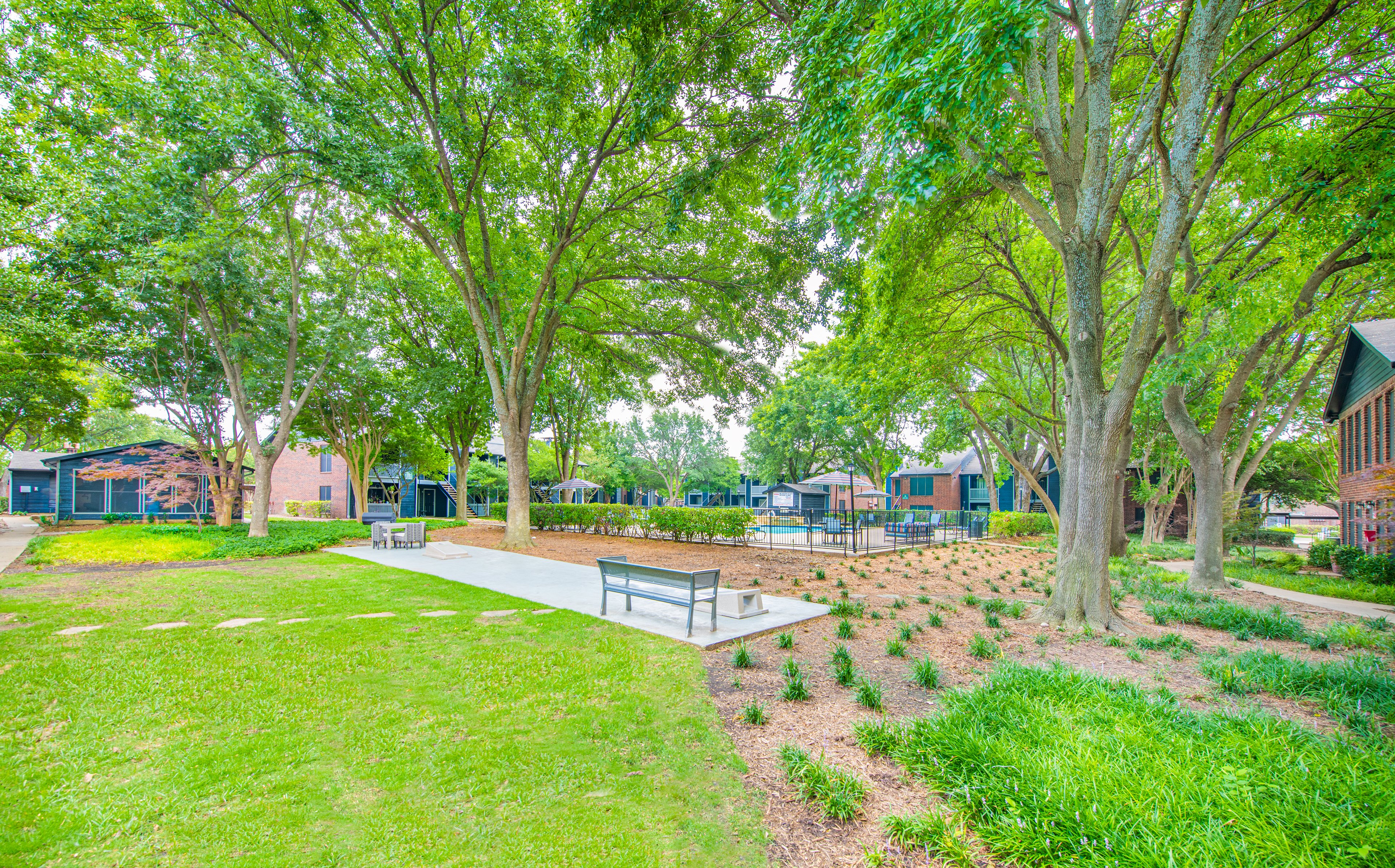 Grill and picnic area at MAA Highlands North luxury apartment homes in Dallas, TX