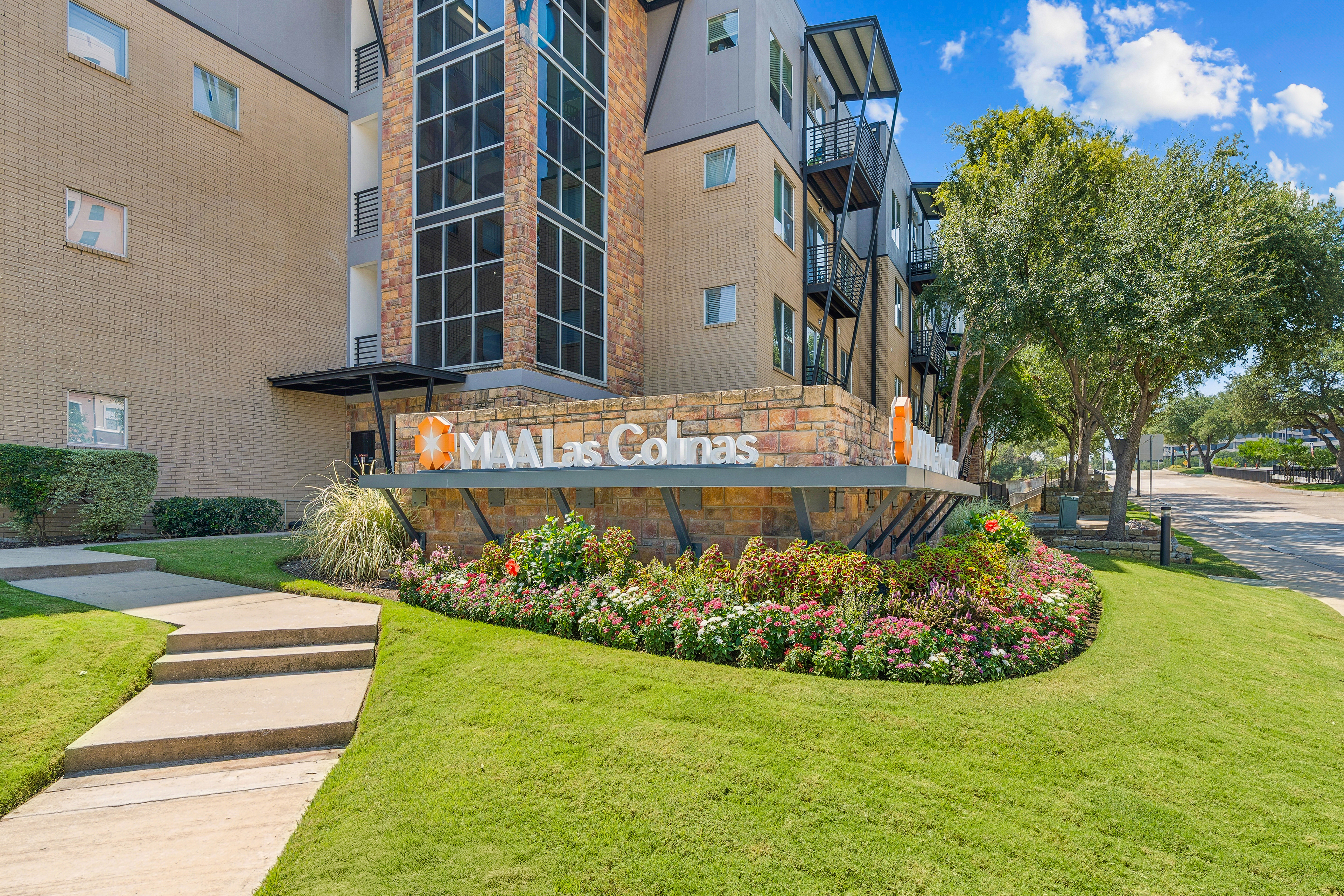 Signage at MAA Las Colinas luxury apartment homes in Irving, TX