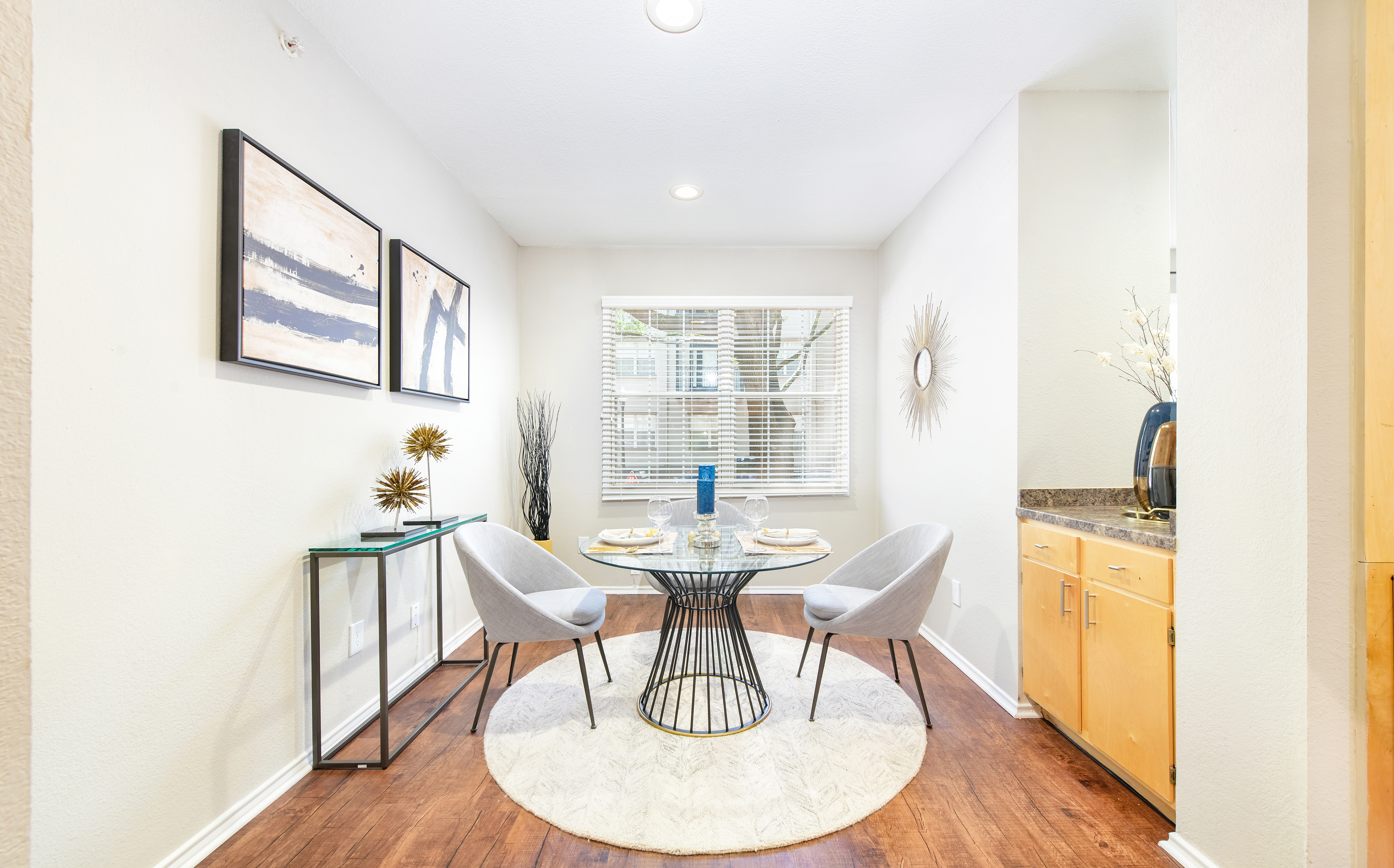 Dining at MAA Uptown Village luxury apartment homes in Dallas, TX