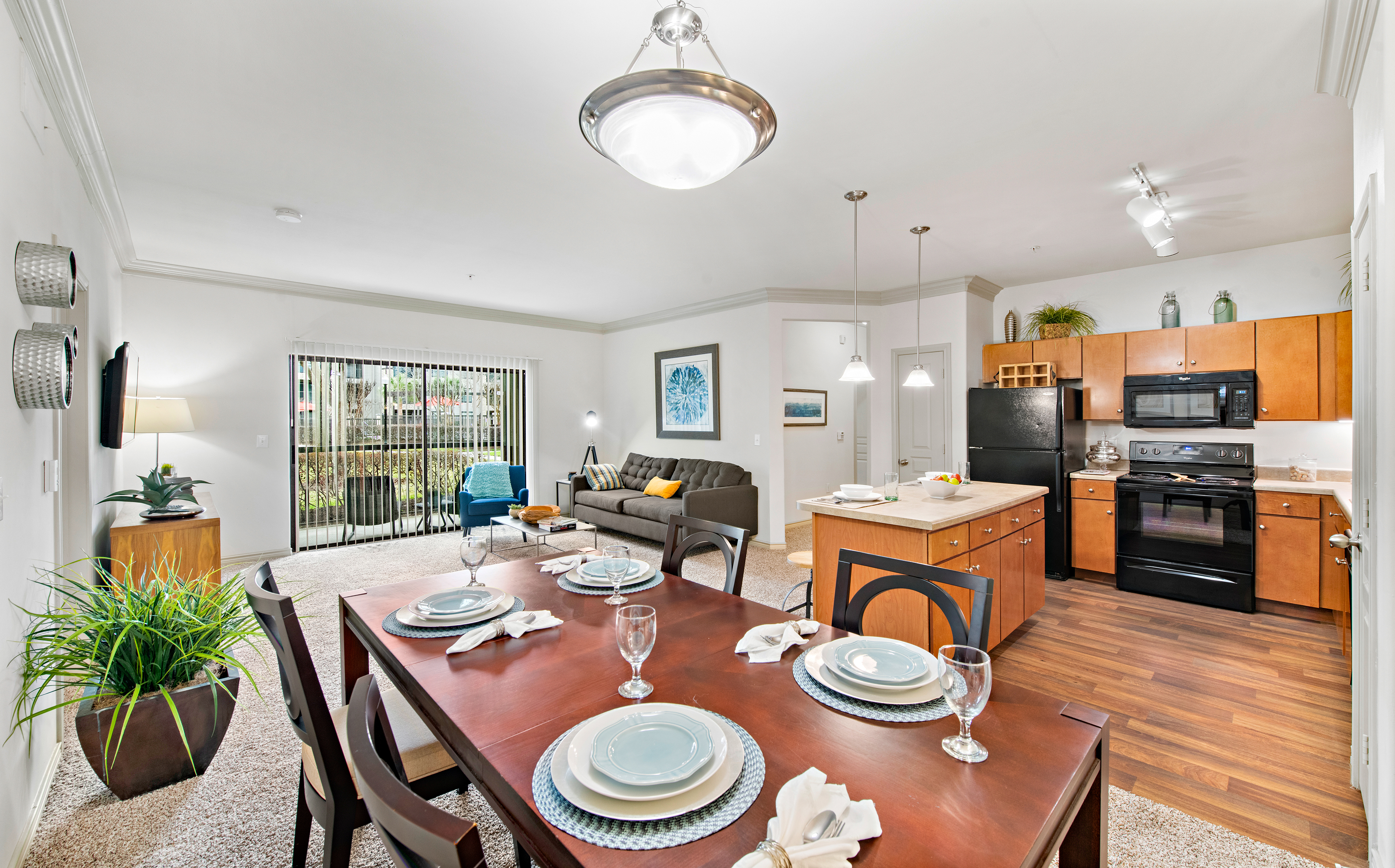 Wide Angle Dining at MAA Fall Creek luxury apartment homes in Houston, TX