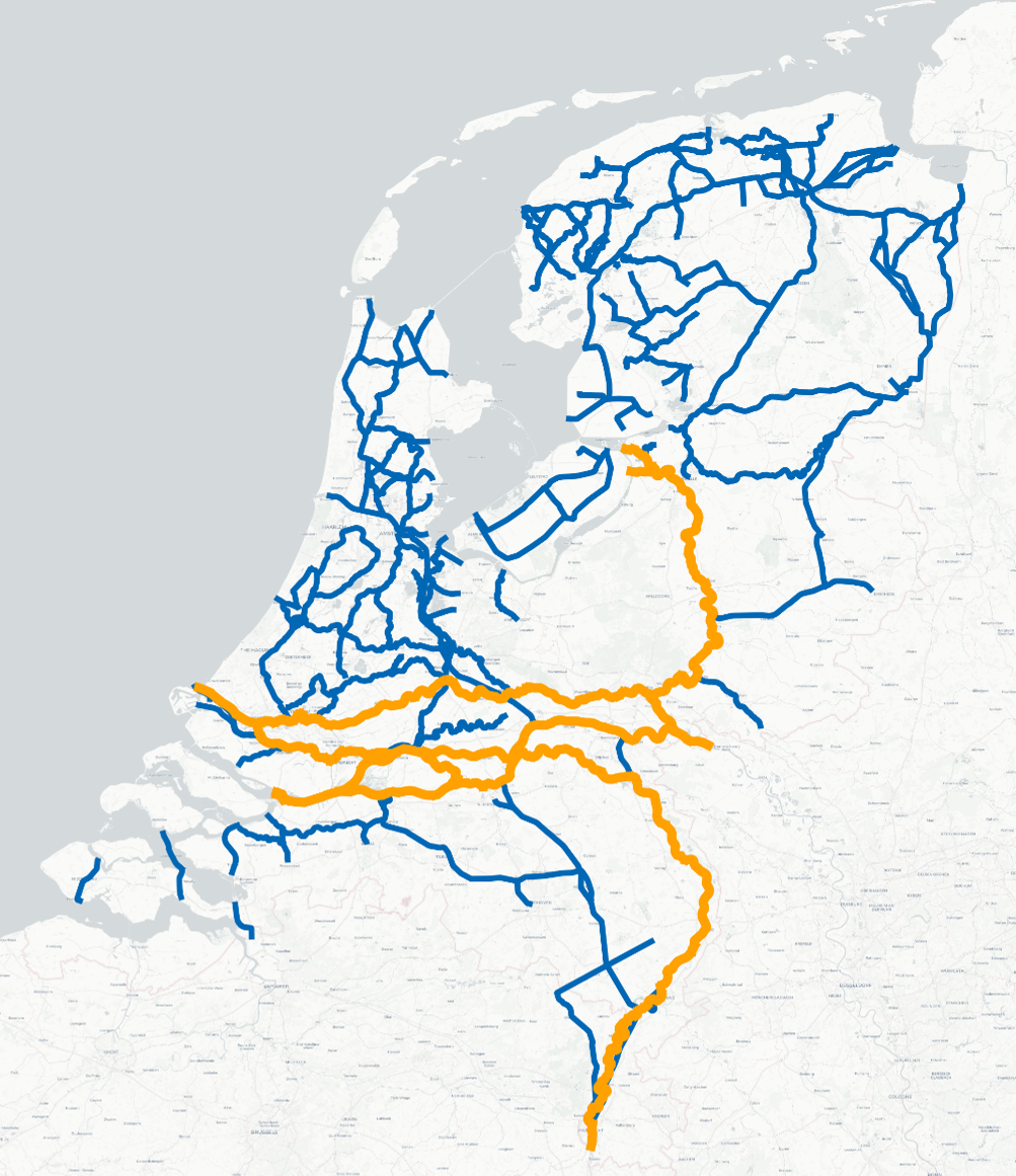 FIGUUR 1 PRIMAIRE (ORANJE) EN SECUNDAIRE WATERWEGEN (BLAUW) NEDERLAND