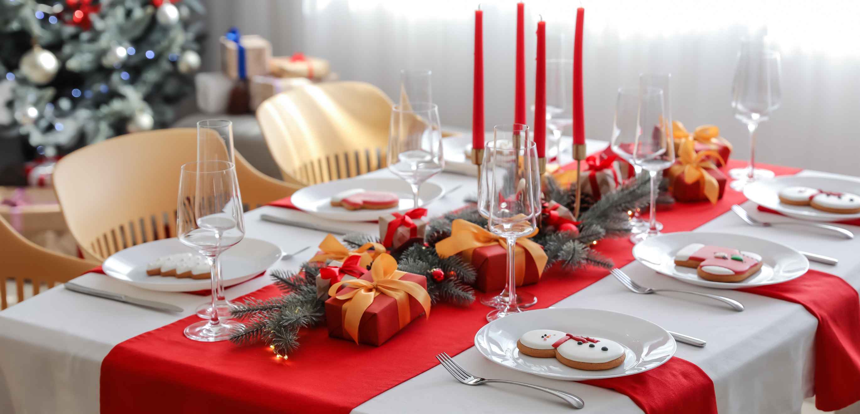 Discover Christmas table decor ideas. Shop fresh florals and festive decorations to create a stylish, welcoming holiday dining table.