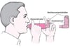 So wird ein Dosieraerosol mit einem Spacer benutzt: