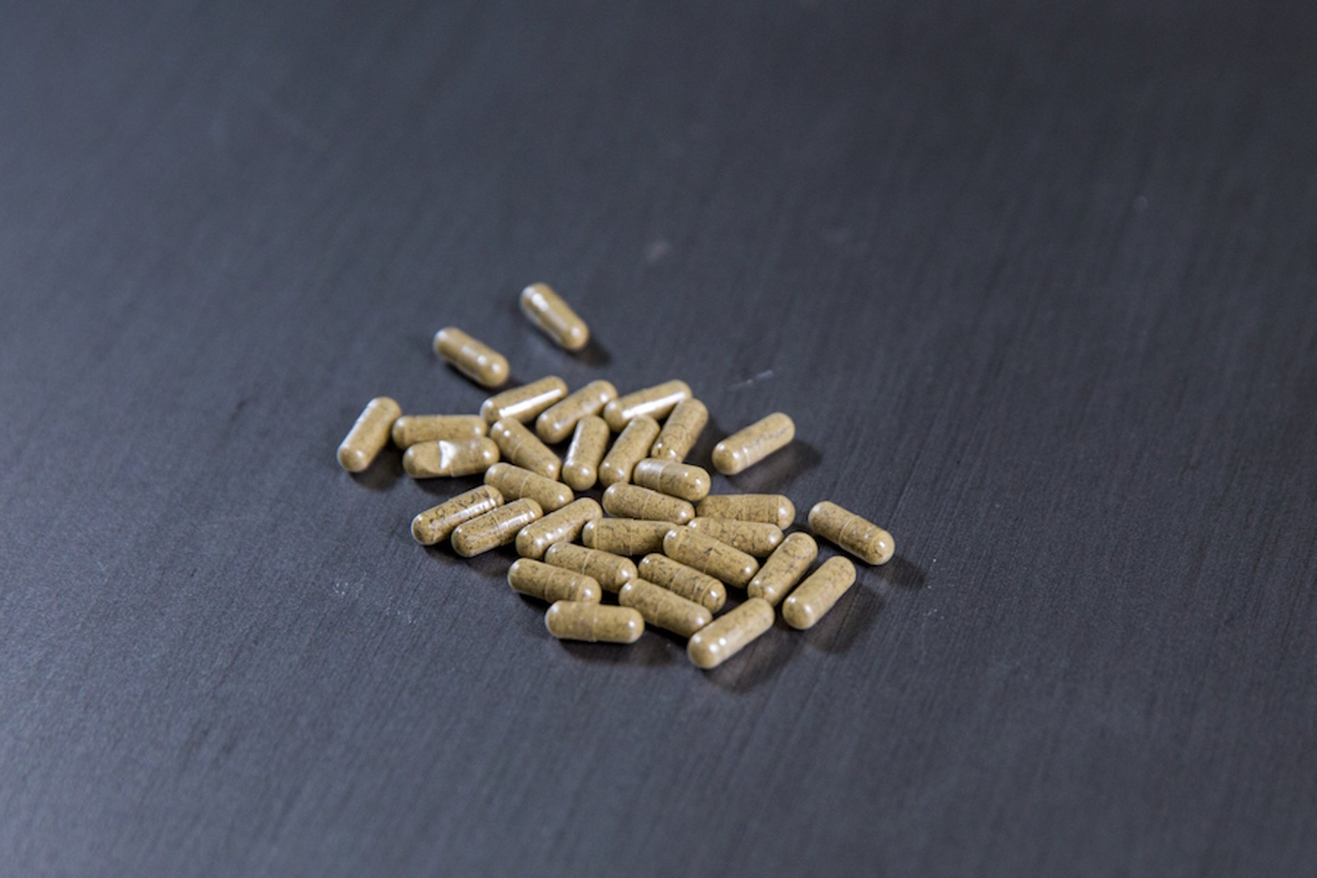 Cannabis capsules containing cannabidiol (CBD) and other derivatives from hemp (<i >Cannabis sativa</i>)