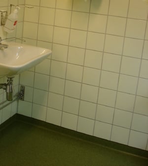 Las esquinas redondeadas del suelo a la pared facilitan la limpieza