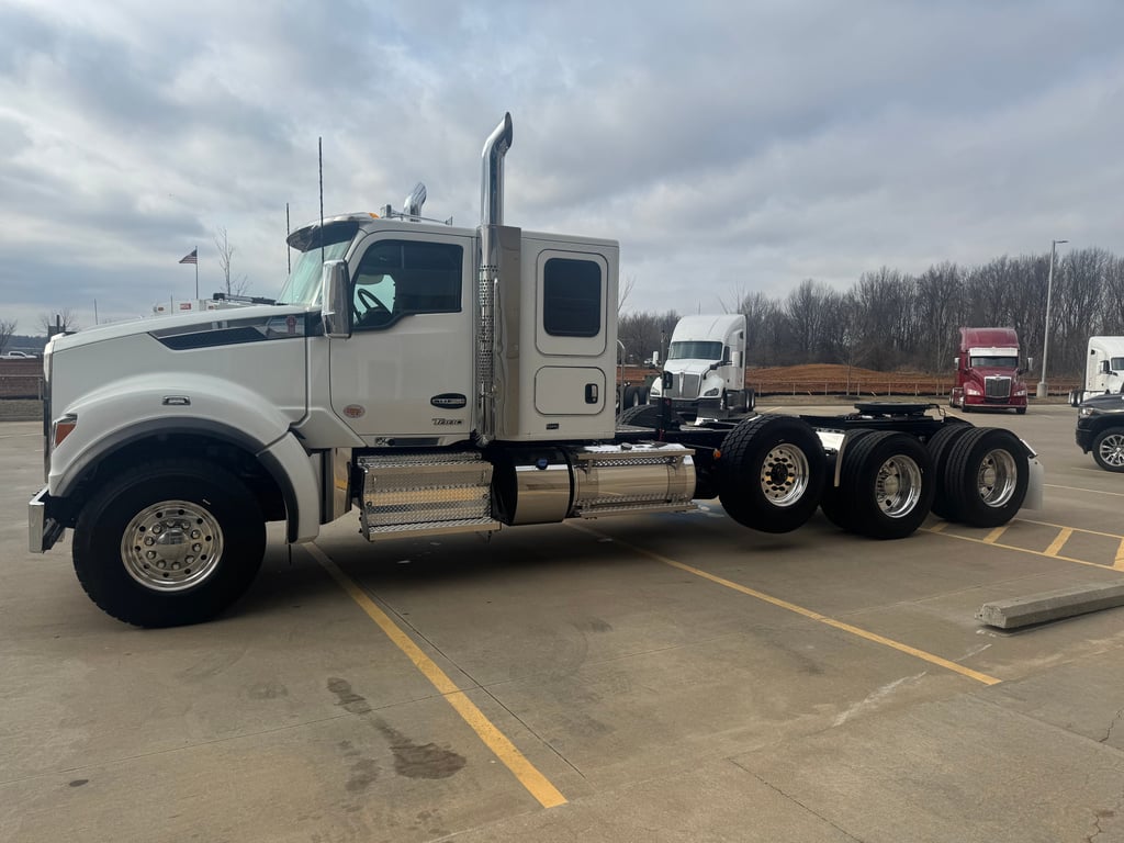 2026 Kenworth T880 in Springdale, AR — photo 2