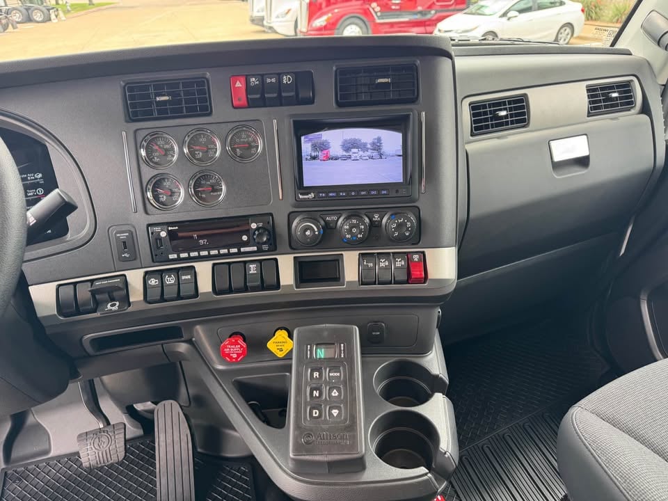 2027 Kenworth T880 in Dallas, TX — photo 3