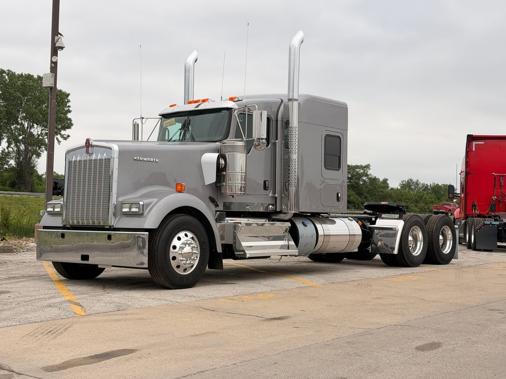 2027 Kenworth W900 in Kansas City, MO — photo 2