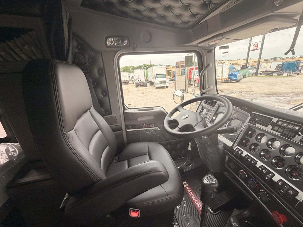 2027 Kenworth W900 in Kansas City, MO — photo 3
