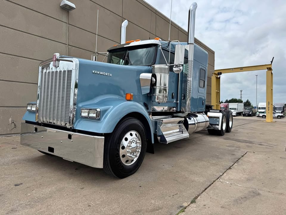 2027 Kenworth W900 in Dallas, TX — photo 2