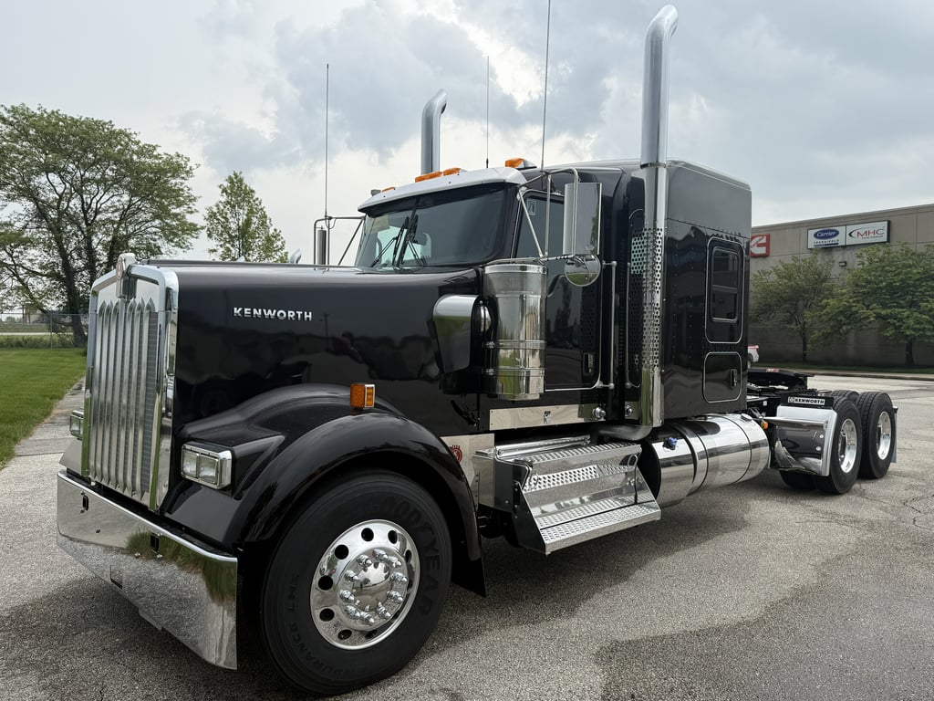 2027 Kenworth W900 in Columbia, MO — photo 2