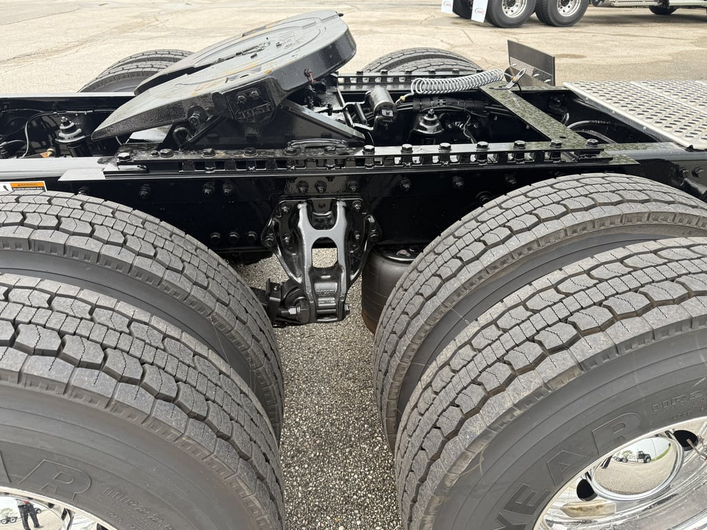 2027 Kenworth W900 in Columbia, MO — photo 4
